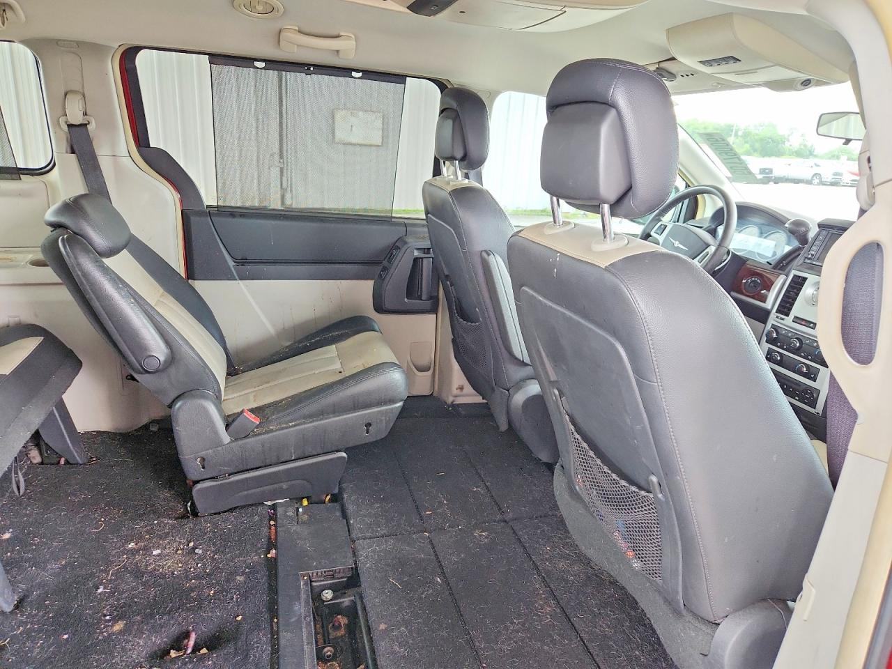2010 Chrysler Town & Country Touring Plus Burgundy vin: 2A4RR8DX1AR421956
