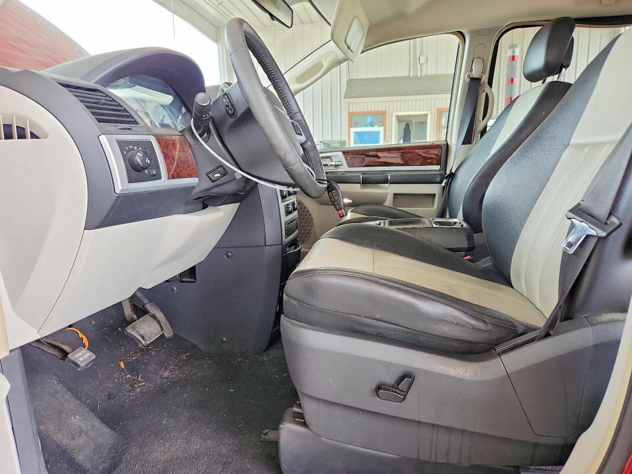 2010 Chrysler Town & Country Touring Plus Burgundy vin: 2A4RR8DX1AR421956