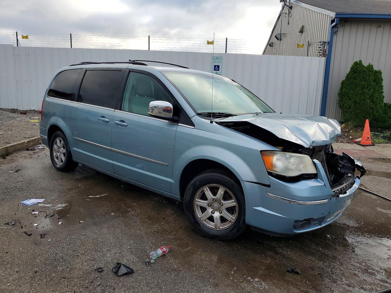 2010 Chrysler Town & Country Touring Plus Turquoise vin: 2A4RR8DX2AR368135
