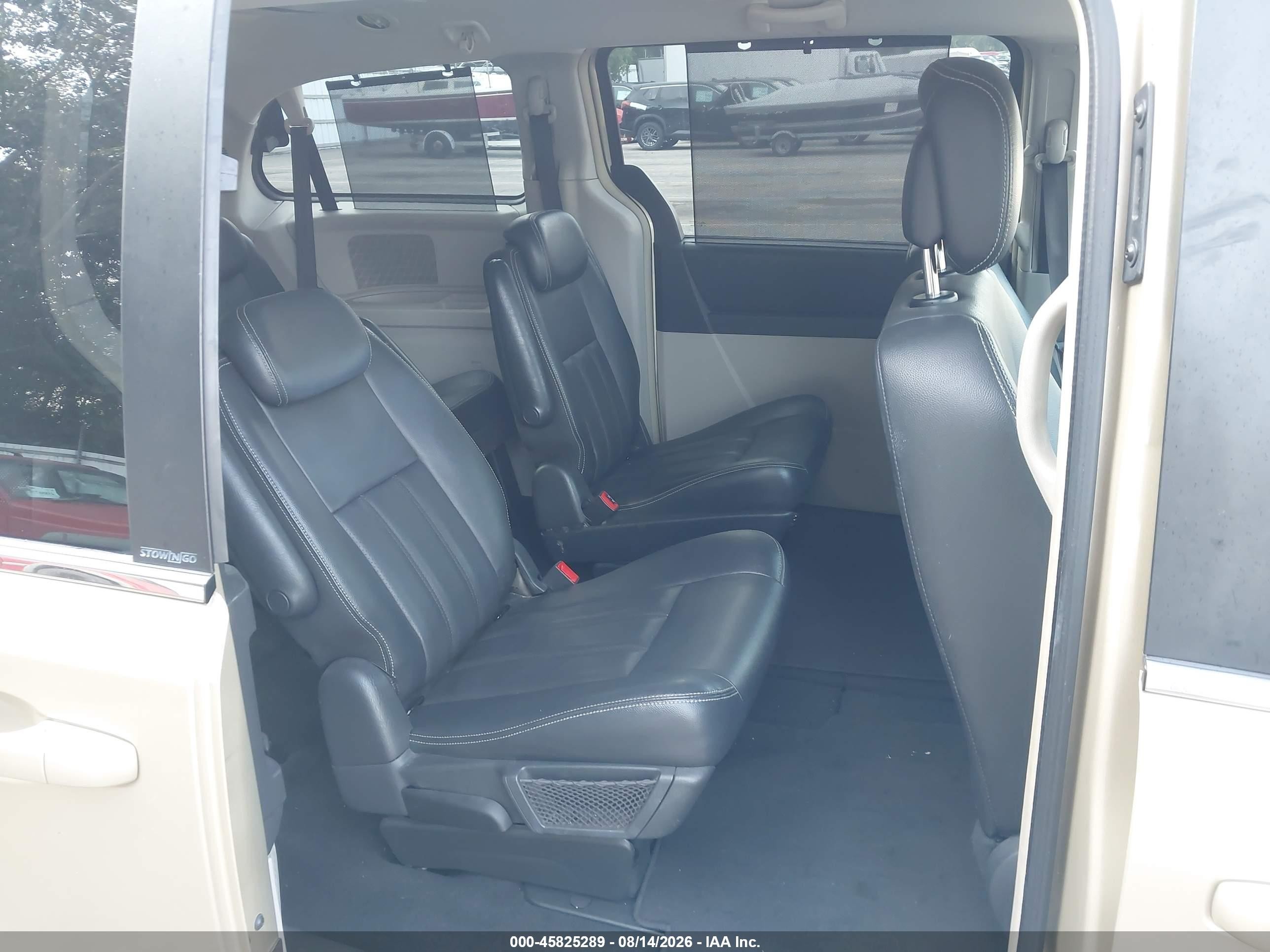 2010 Chrysler Town & Country Touring Plus Золотой vin: 2A4RR8DX4AR368251