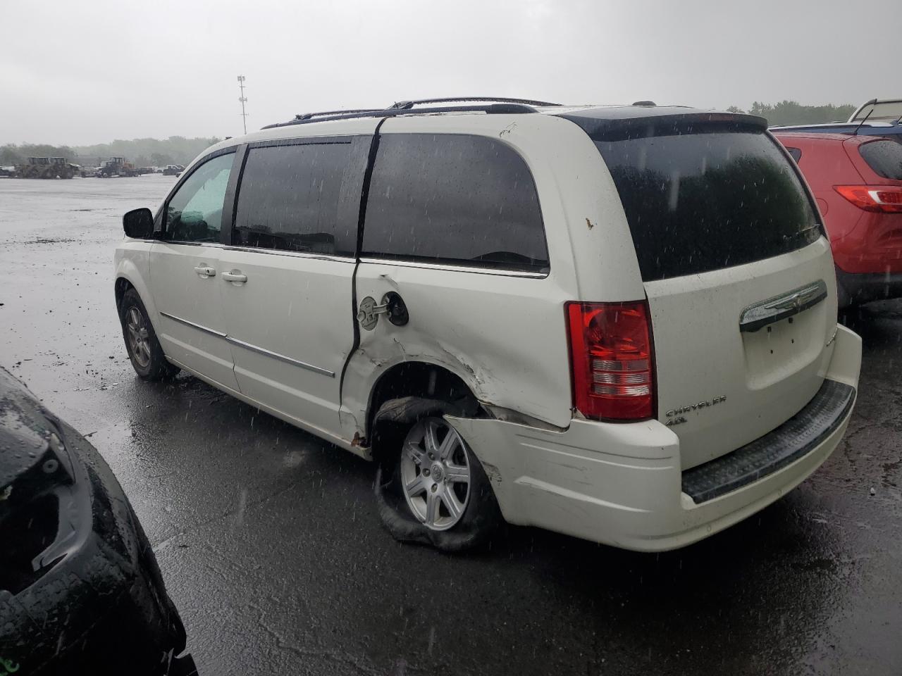 2010 Chrysler Town & Country Touring Plus White vin: 2A4RR8DX5AR361034