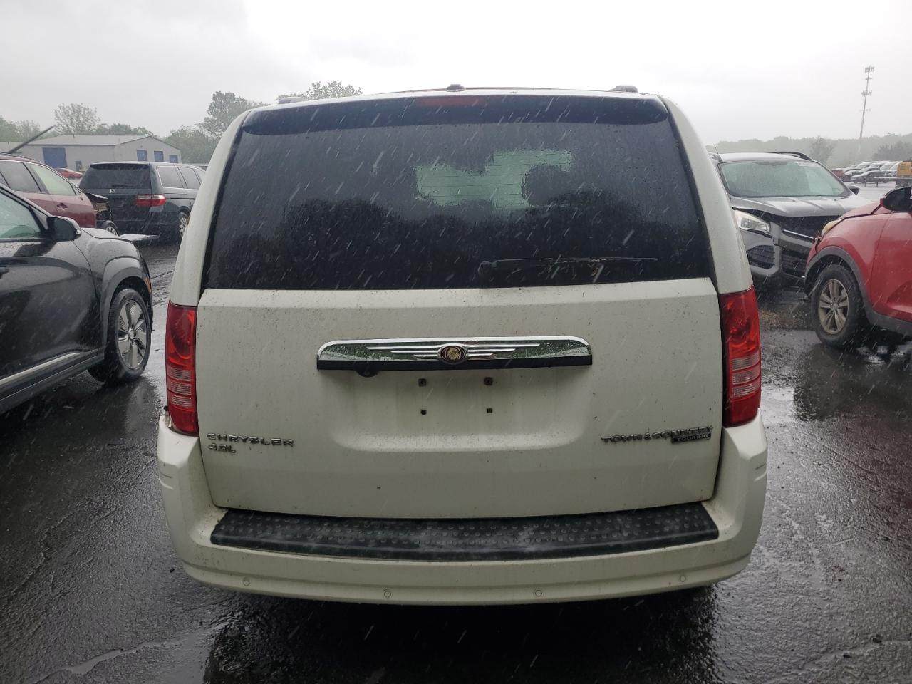 2010 Chrysler Town & Country Touring Plus White vin: 2A4RR8DX5AR361034