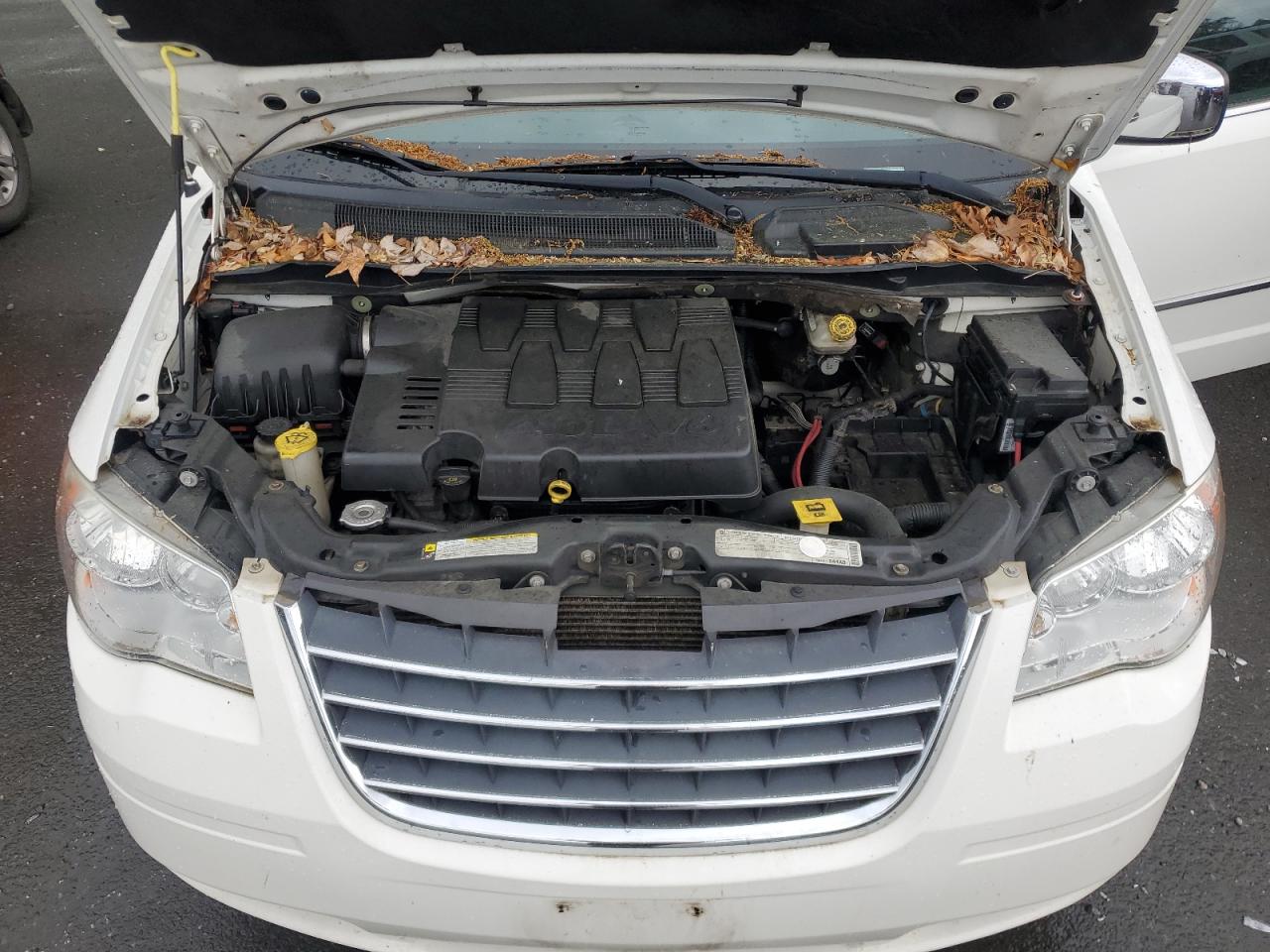 2010 Chrysler Town & Country Touring Plus White vin: 2A4RR8DX5AR361034