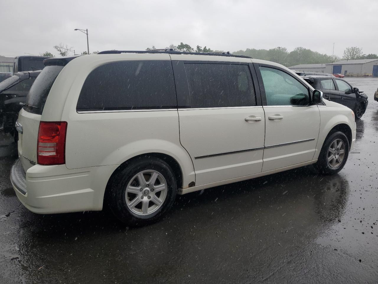 2010 Chrysler Town & Country Touring Plus White vin: 2A4RR8DX5AR361034