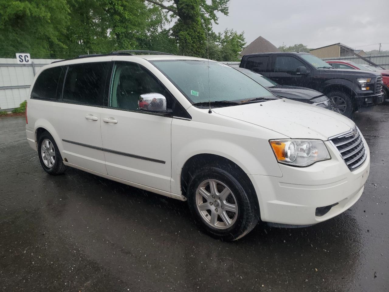 2010 Chrysler Town & Country Touring Plus White vin: 2A4RR8DX5AR361034