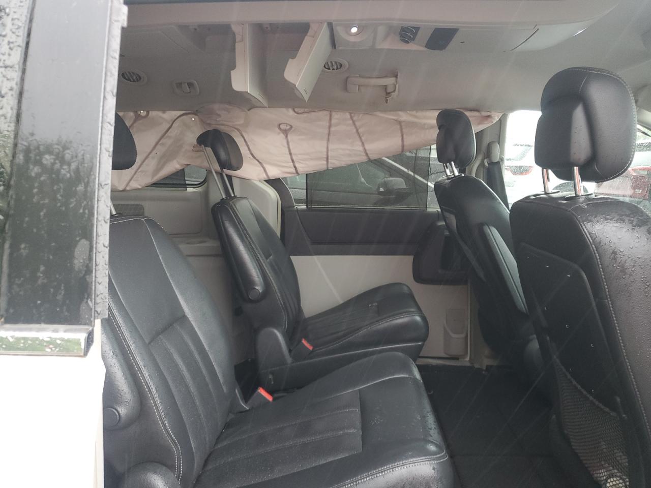 2010 Chrysler Town & Country Touring Plus White vin: 2A4RR8DX5AR361034
