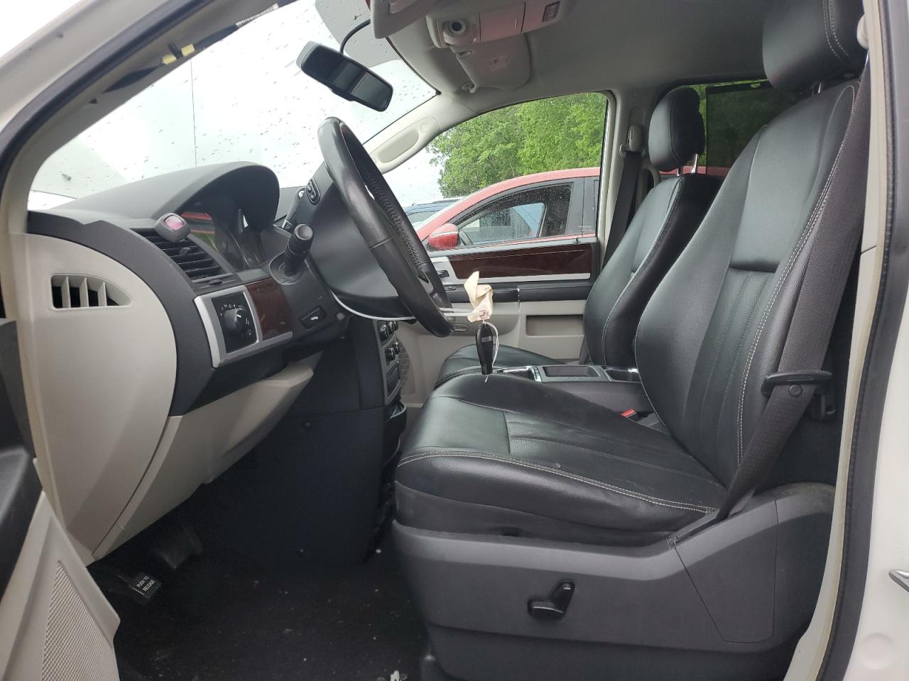 2010 Chrysler Town & Country Touring Plus White vin: 2A4RR8DX5AR361034