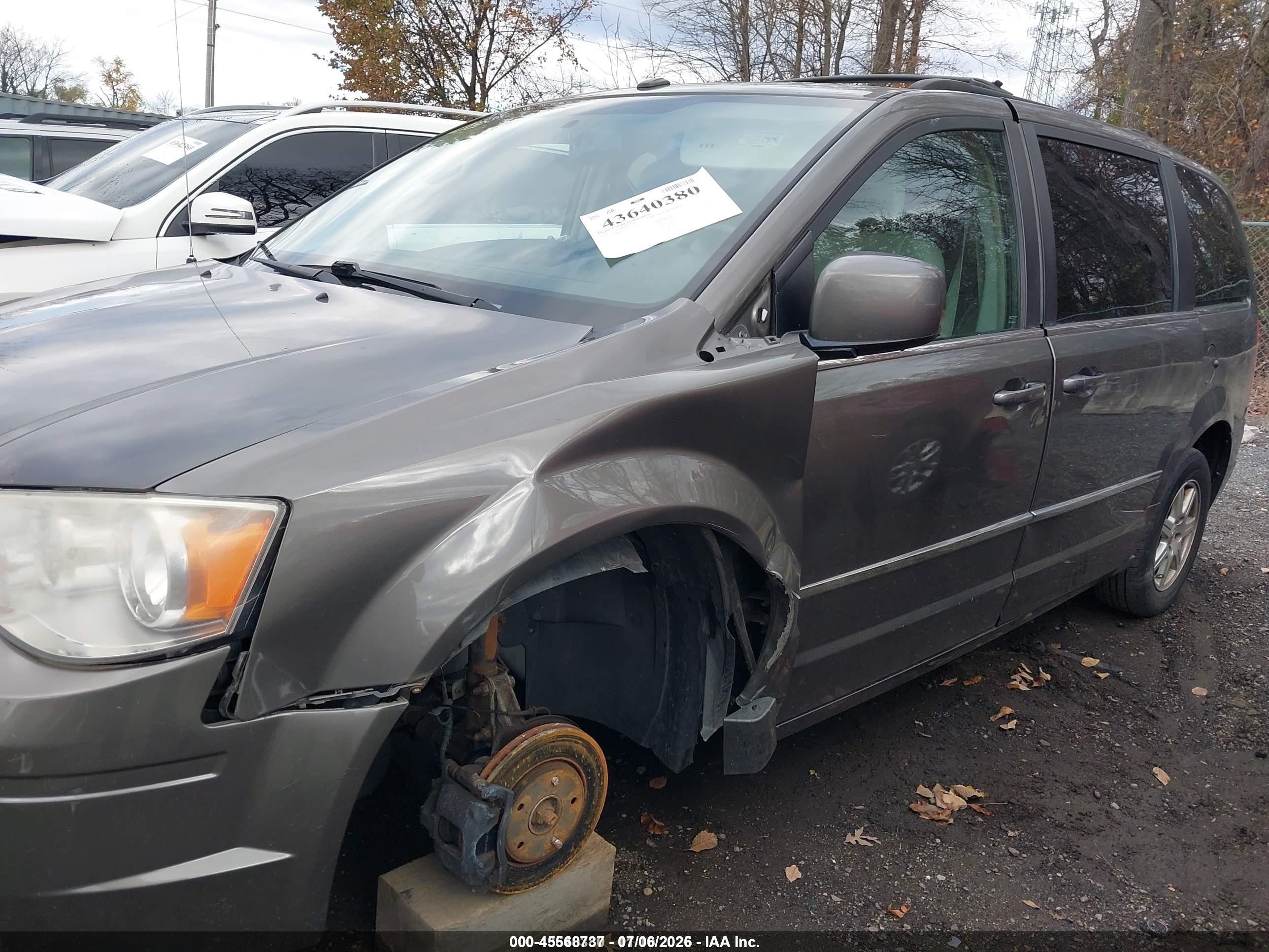 2010 Chrysler Town & Country Touring Plus Gray vin: 2A4RR8DX6AR405199