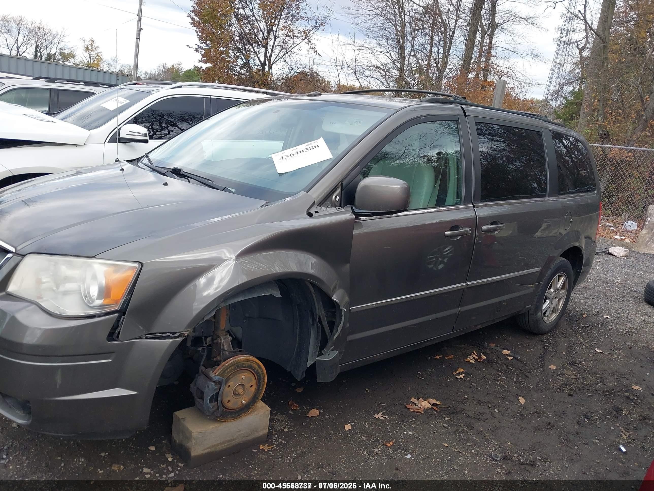 2010 Chrysler Town & Country Touring Plus Gray vin: 2A4RR8DX6AR405199