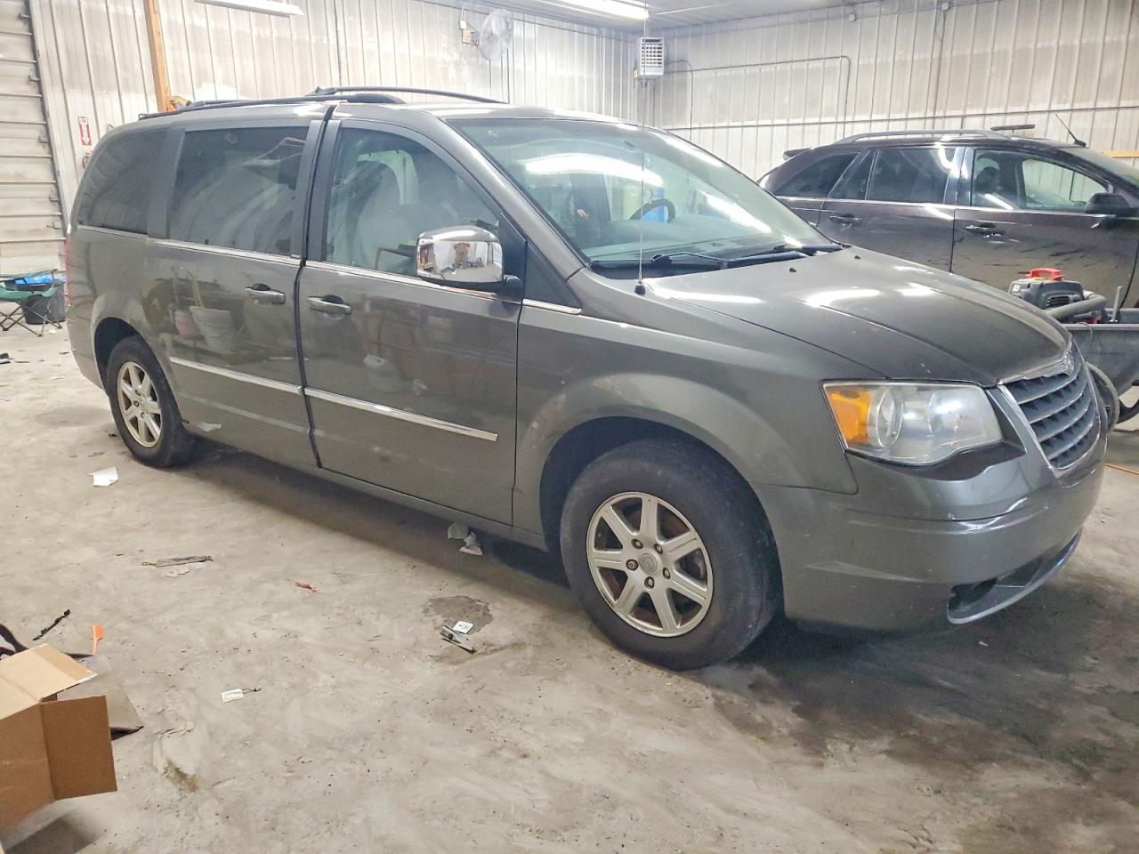 2010 Chrysler Town & Country Touring Plus Gray vin: 2A4RR8DX6AR441894