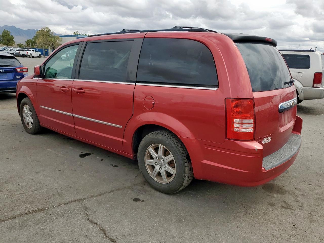 2010 Chrysler Town & Country Touring Plus Red vin: 2A4RR8DX7AR358376