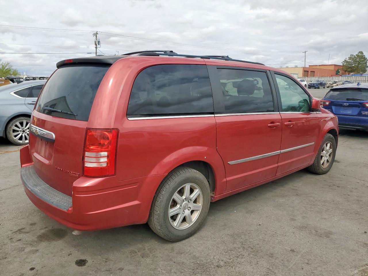 2010 Chrysler Town & Country Touring Plus Red vin: 2A4RR8DX7AR358376