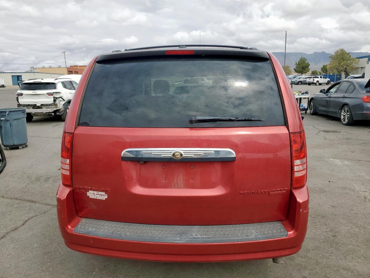 2010 Chrysler Town & Country Touring Plus Red vin: 2A4RR8DX7AR358376