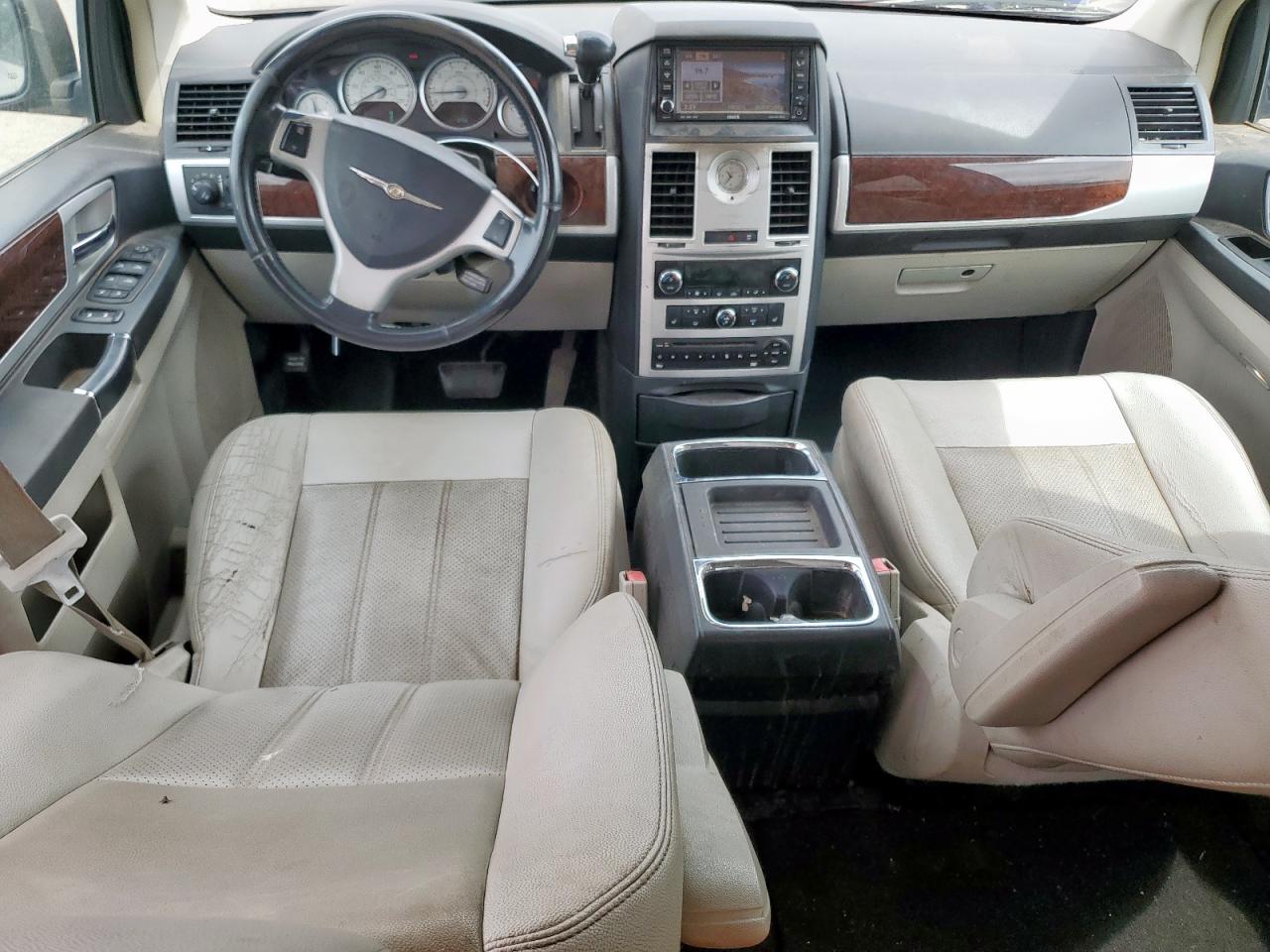 2010 Chrysler Town & Country Touring Plus Red vin: 2A4RR8DX7AR358376