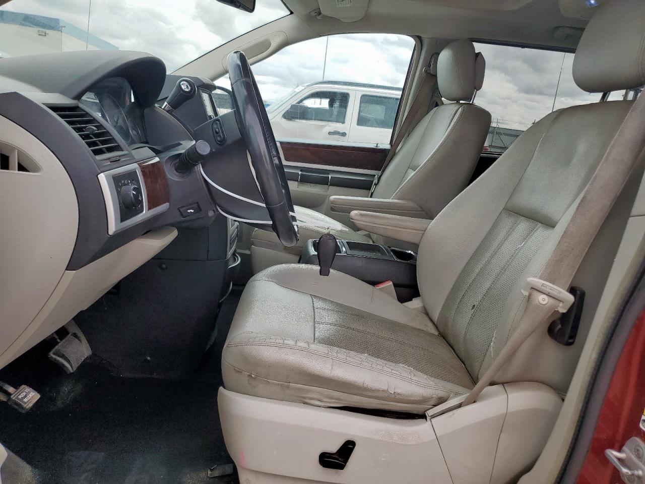 2010 Chrysler Town & Country Touring Plus Red vin: 2A4RR8DX7AR358376