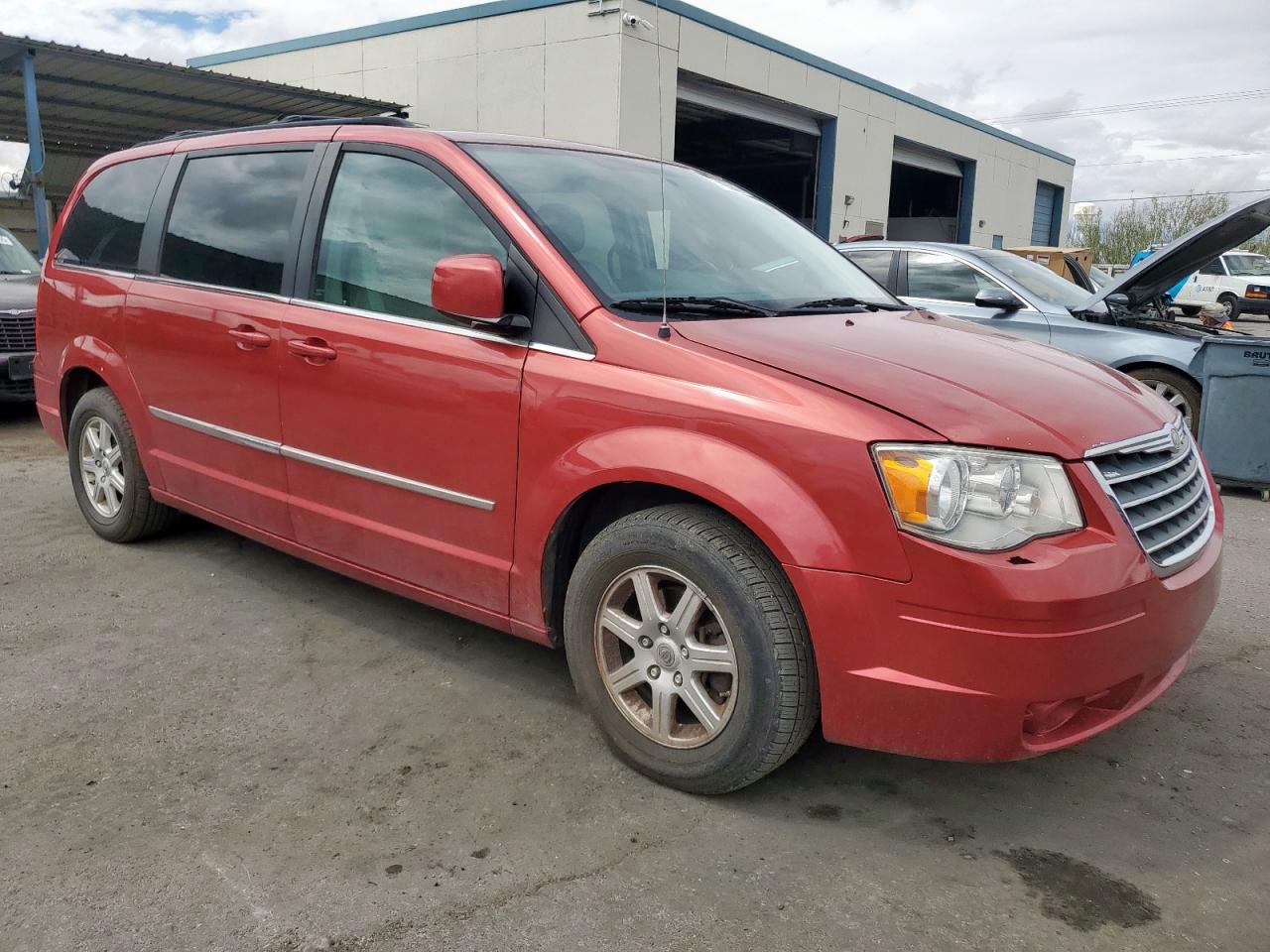 2010 Chrysler Town & Country Touring Plus Red vin: 2A4RR8DX7AR358376