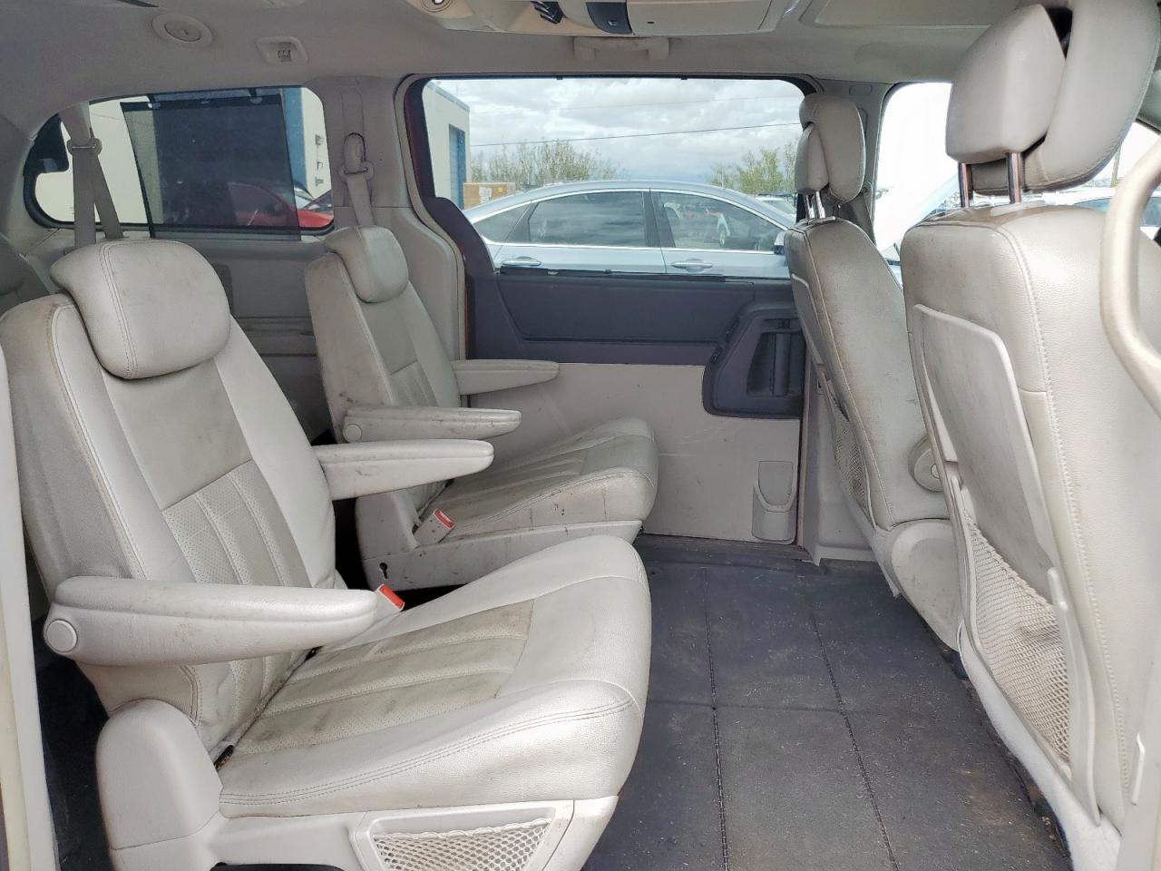 2010 Chrysler Town & Country Touring Plus Red vin: 2A4RR8DX7AR358376