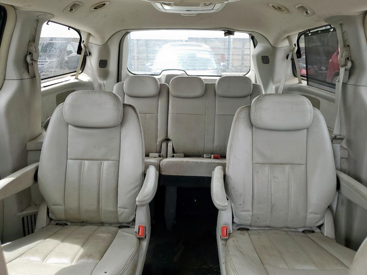 2010 Chrysler Town & Country Touring Plus Red vin: 2A4RR8DX7AR358376