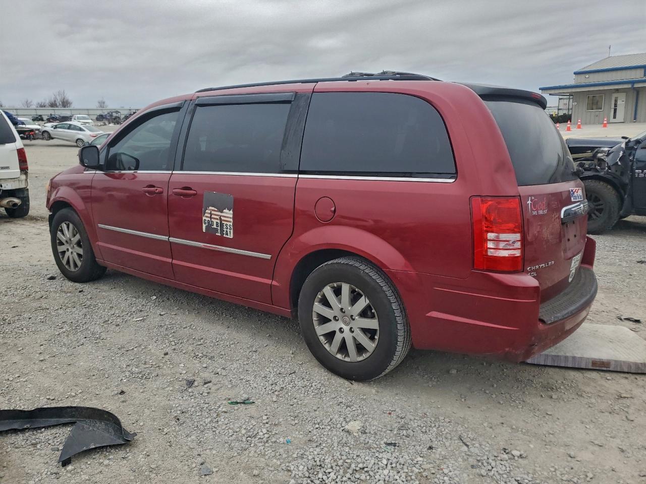 2010 Chrysler Town & Country Touring Plus Burgundy vin: 2A4RR8DX7AR368356