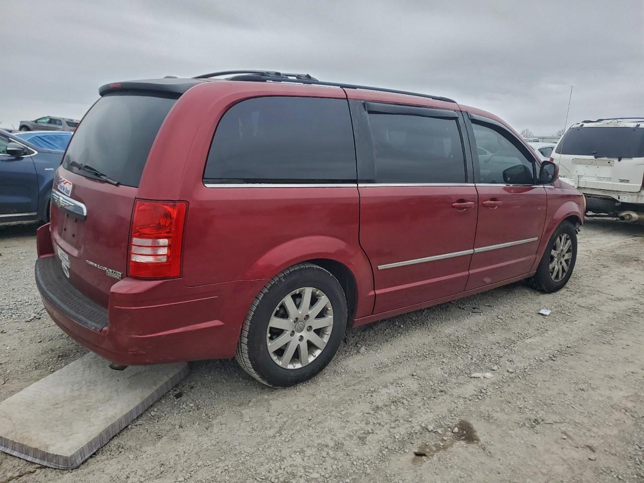 2010 Chrysler Town & Country Touring Plus Burgundy vin: 2A4RR8DX7AR368356