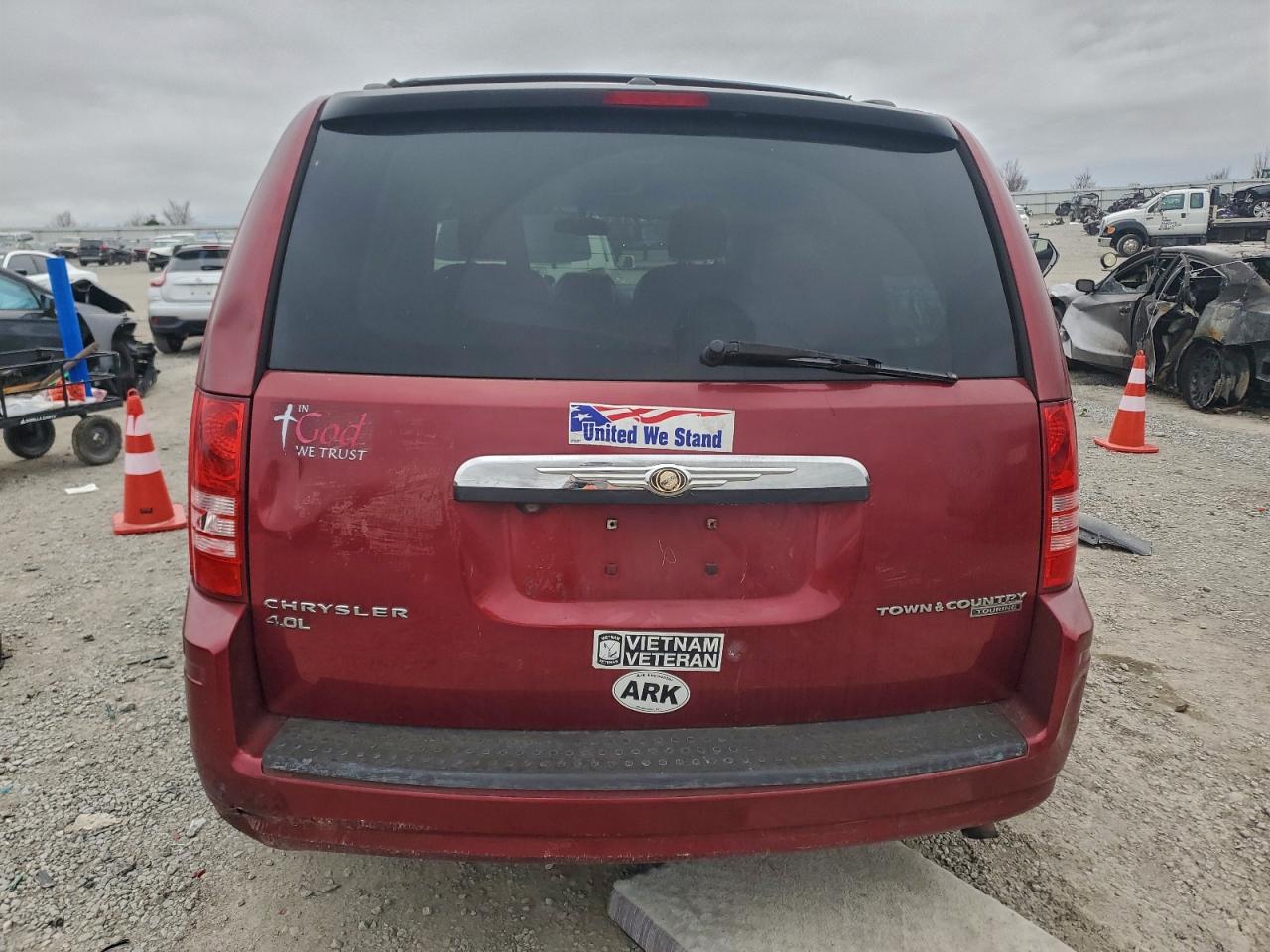 2010 Chrysler Town & Country Touring Plus Burgundy vin: 2A4RR8DX7AR368356