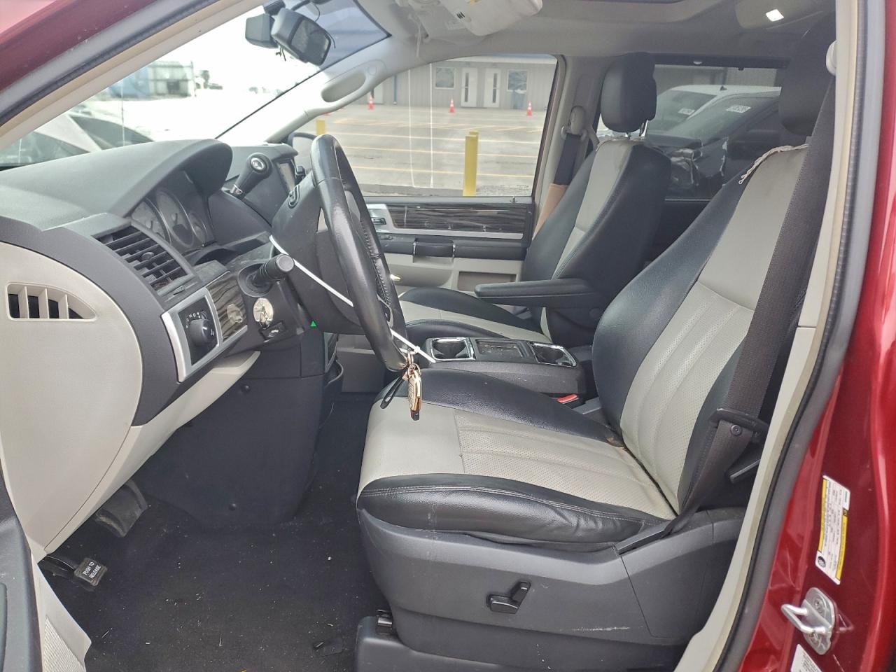 2010 Chrysler Town & Country Touring Plus Burgundy vin: 2A4RR8DX7AR368356