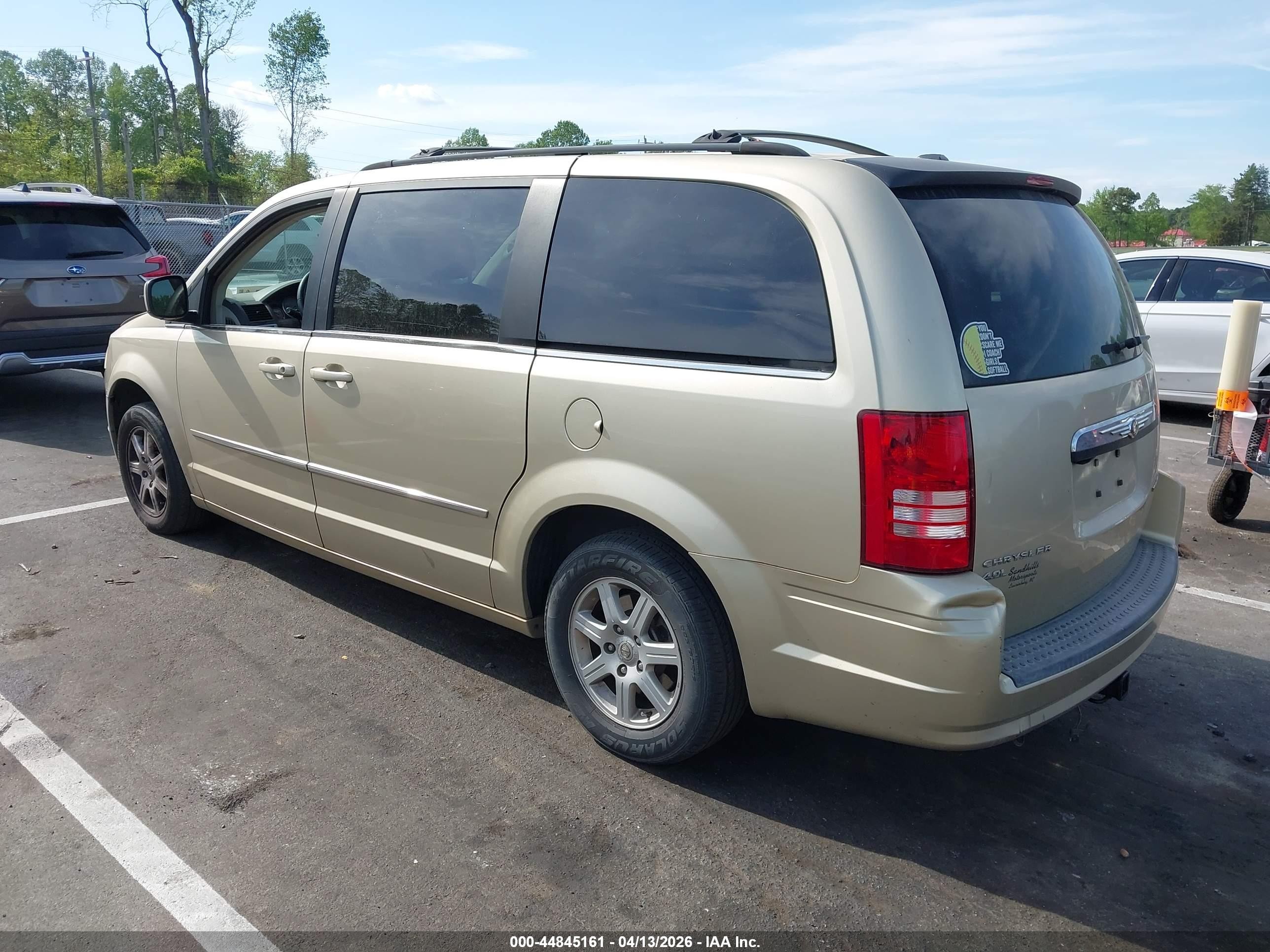 2010 Chrysler Town & Country Touring Plus Золотой vin: 2A4RR8DX9AR441405