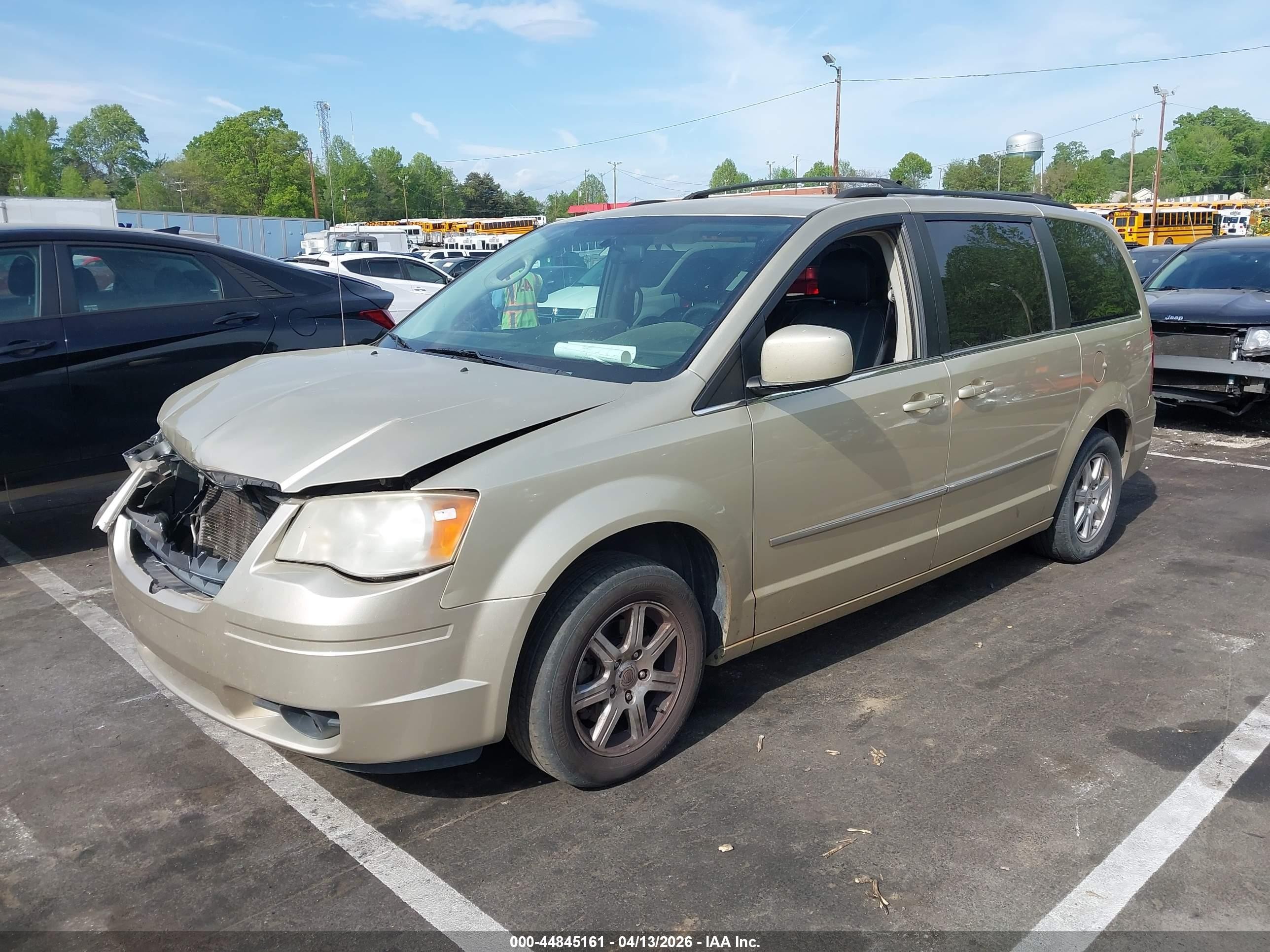 2010 Chrysler Town & Country Touring Plus Золотой vin: 2A4RR8DX9AR441405