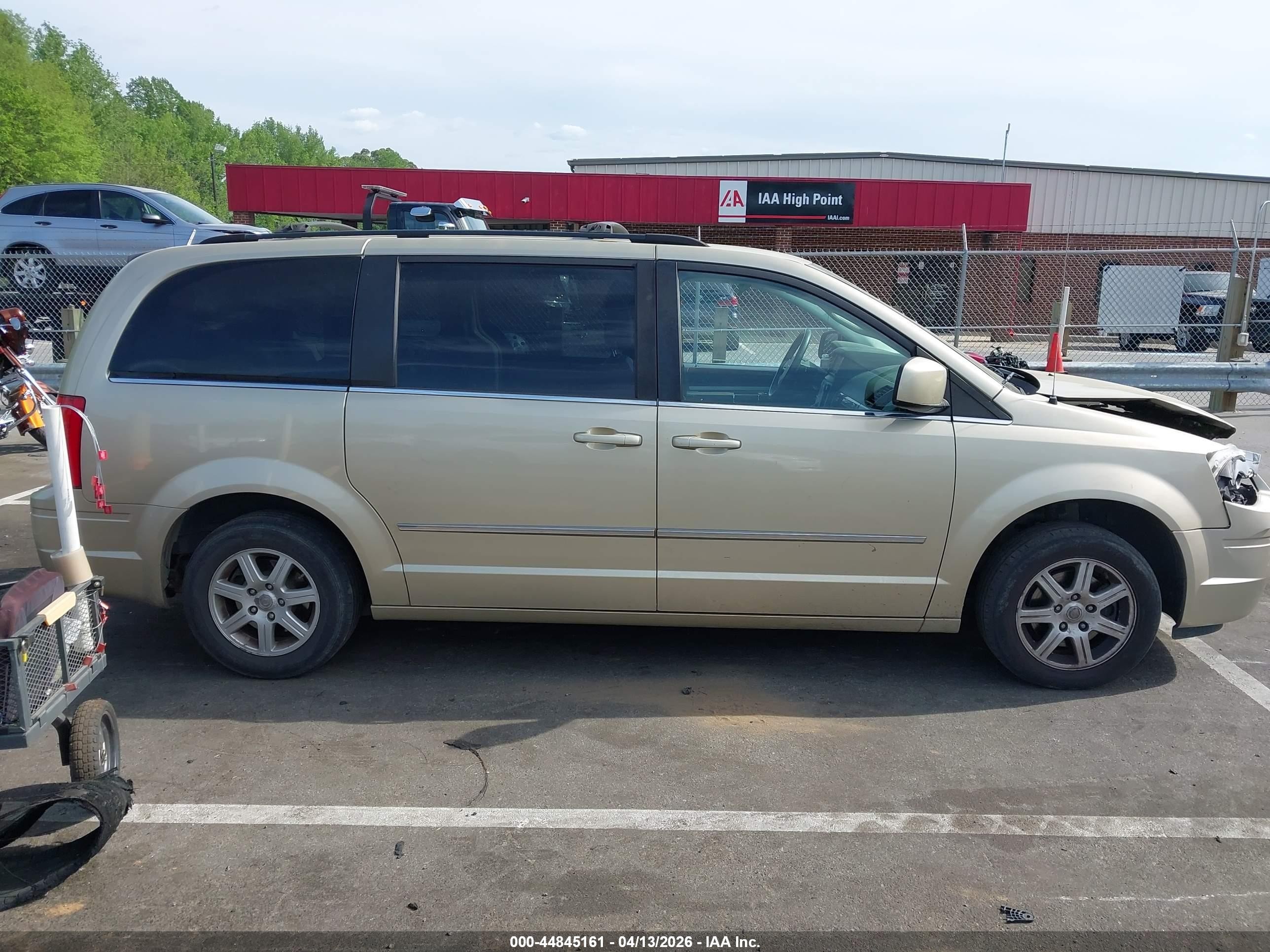 2010 Chrysler Town & Country Touring Plus Золотой vin: 2A4RR8DX9AR441405