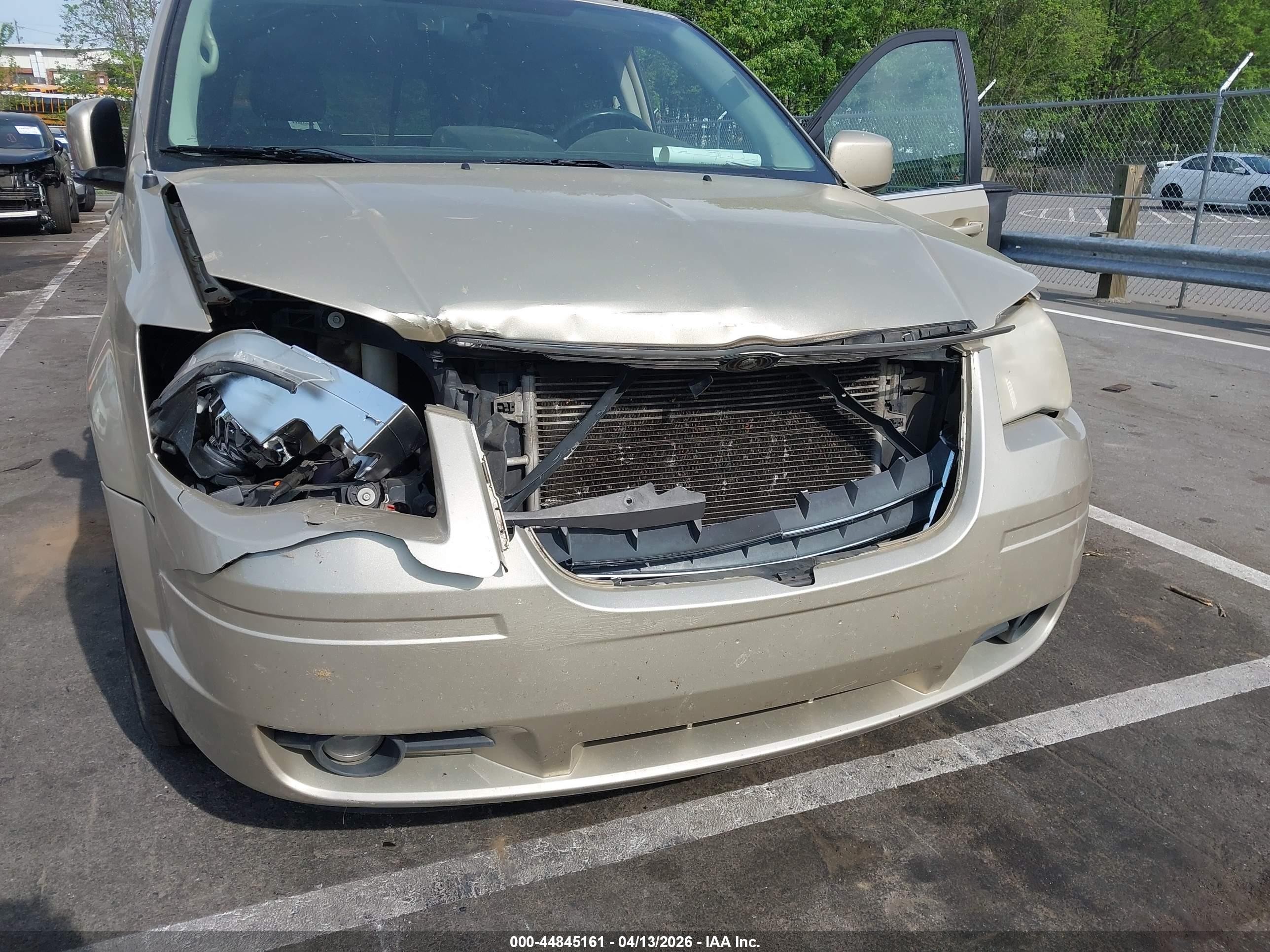 2010 Chrysler Town & Country Touring Plus Золотой vin: 2A4RR8DX9AR441405