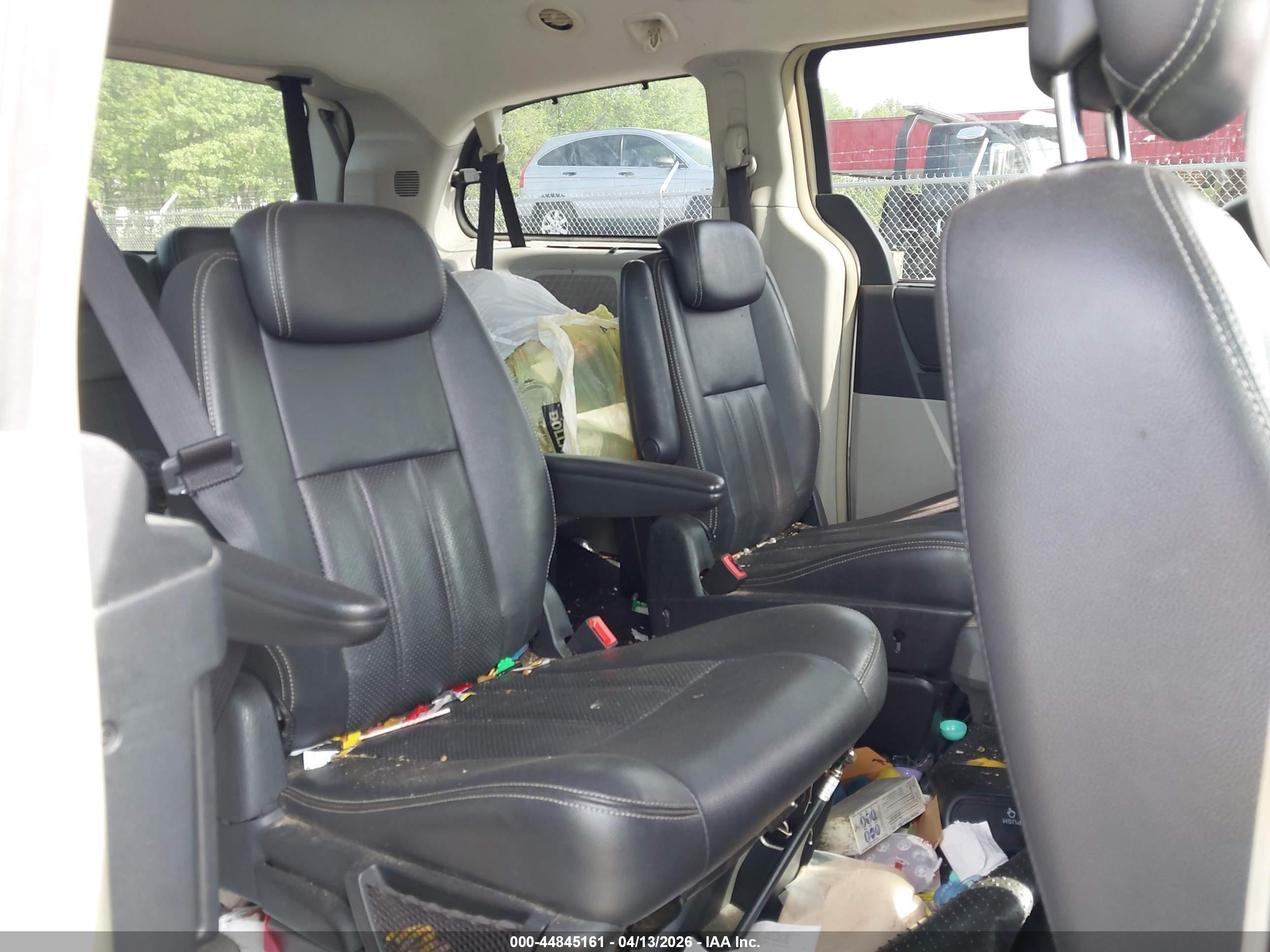 2010 Chrysler Town & Country Touring Plus Золотой vin: 2A4RR8DX9AR441405