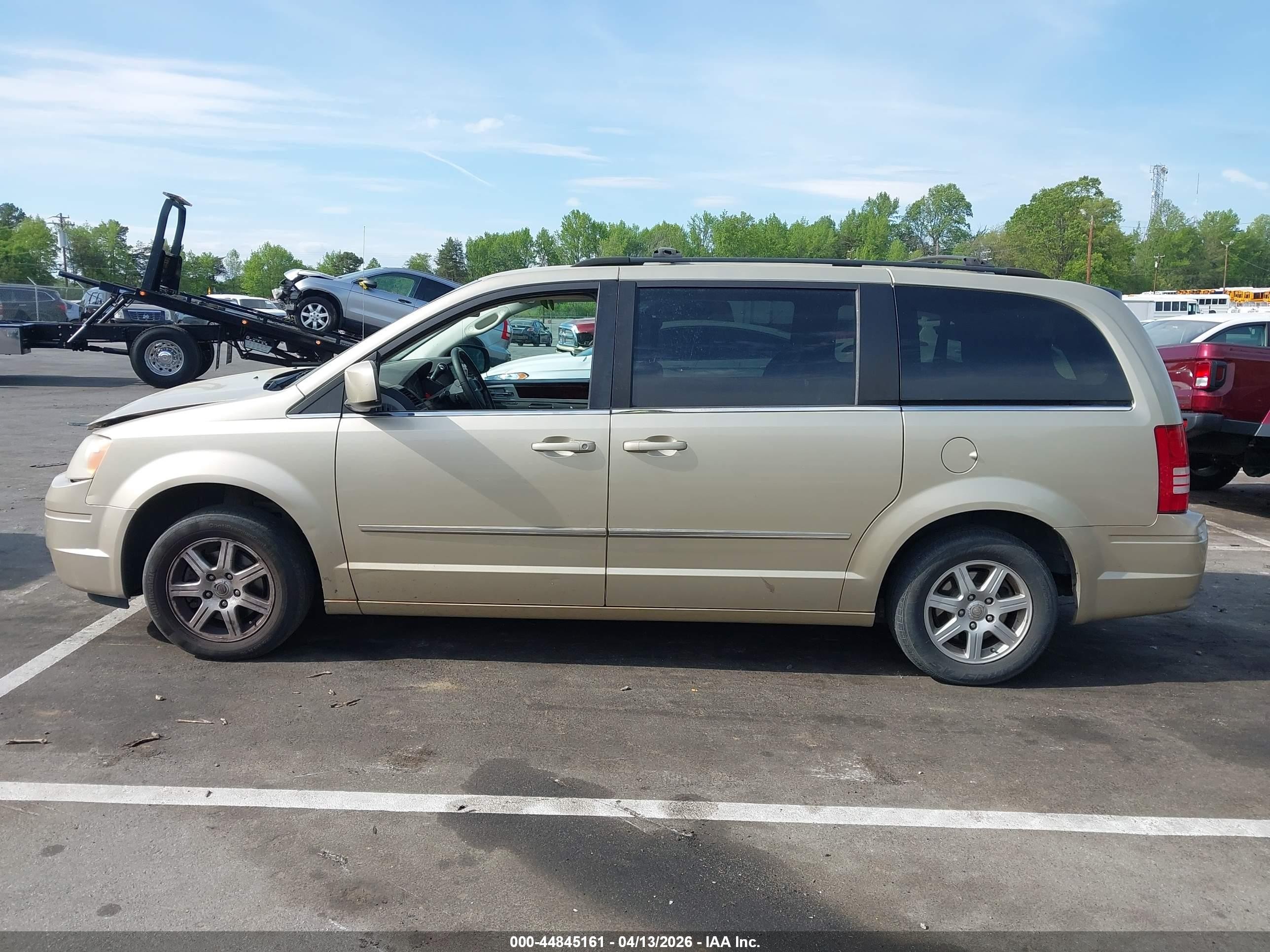 2010 Chrysler Town & Country Touring Plus Золотой vin: 2A4RR8DX9AR441405