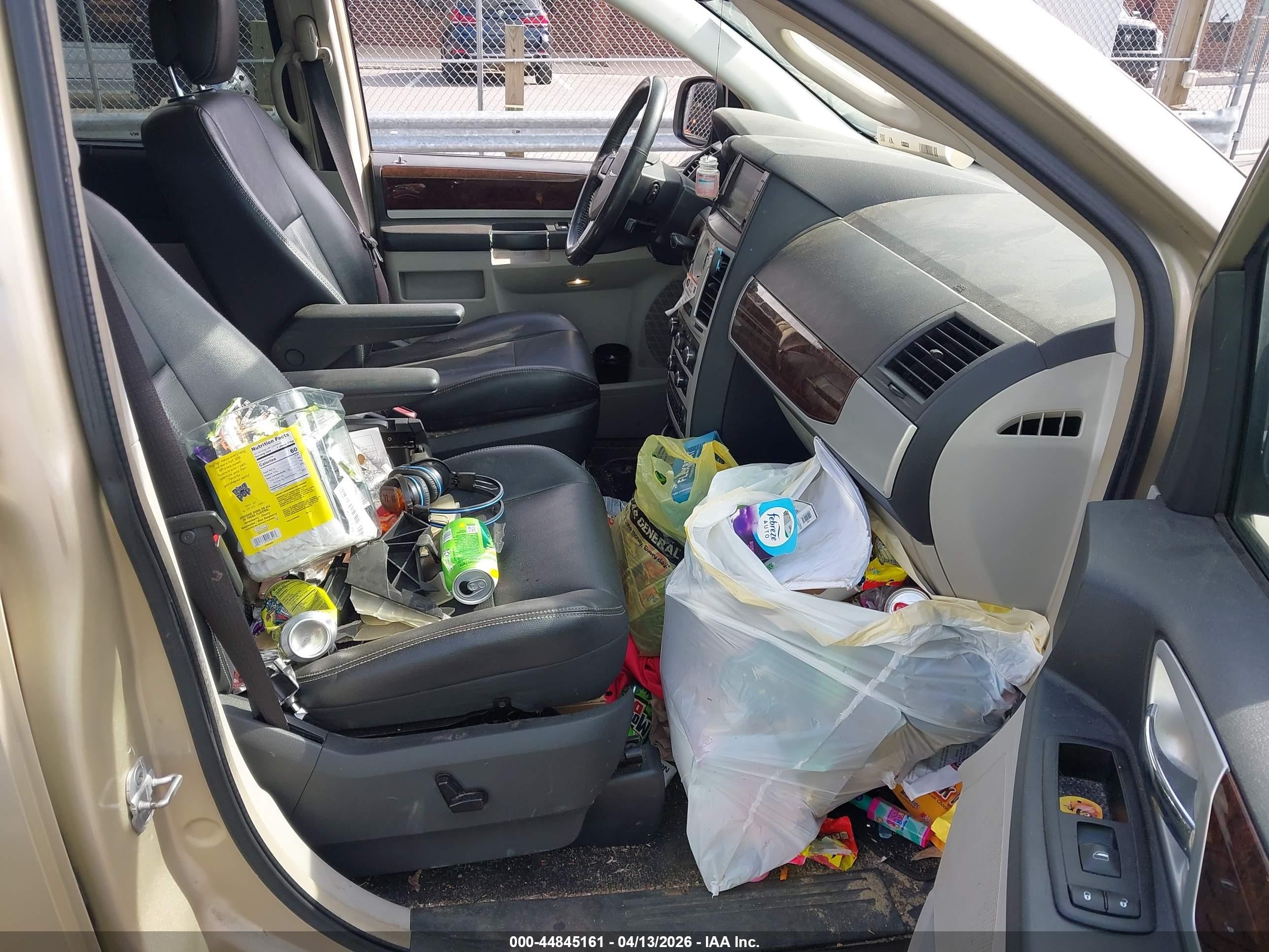 2010 Chrysler Town & Country Touring Plus Золотой vin: 2A4RR8DX9AR441405