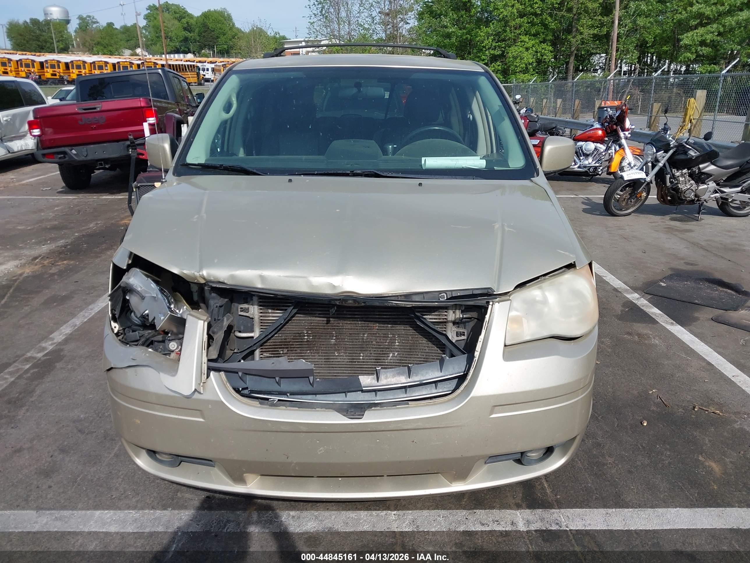 2010 Chrysler Town & Country Touring Plus Золотой vin: 2A4RR8DX9AR441405
