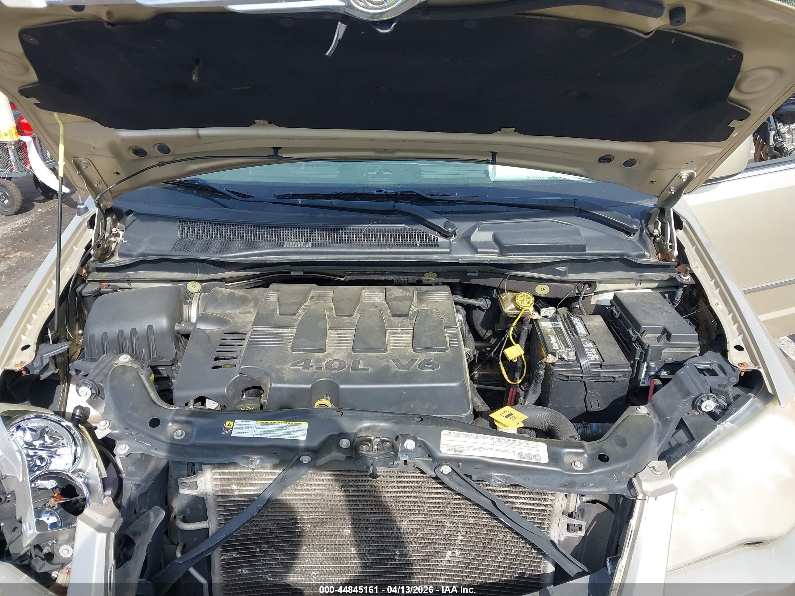 2010 Chrysler Town & Country Touring Plus Золотой vin: 2A4RR8DX9AR441405