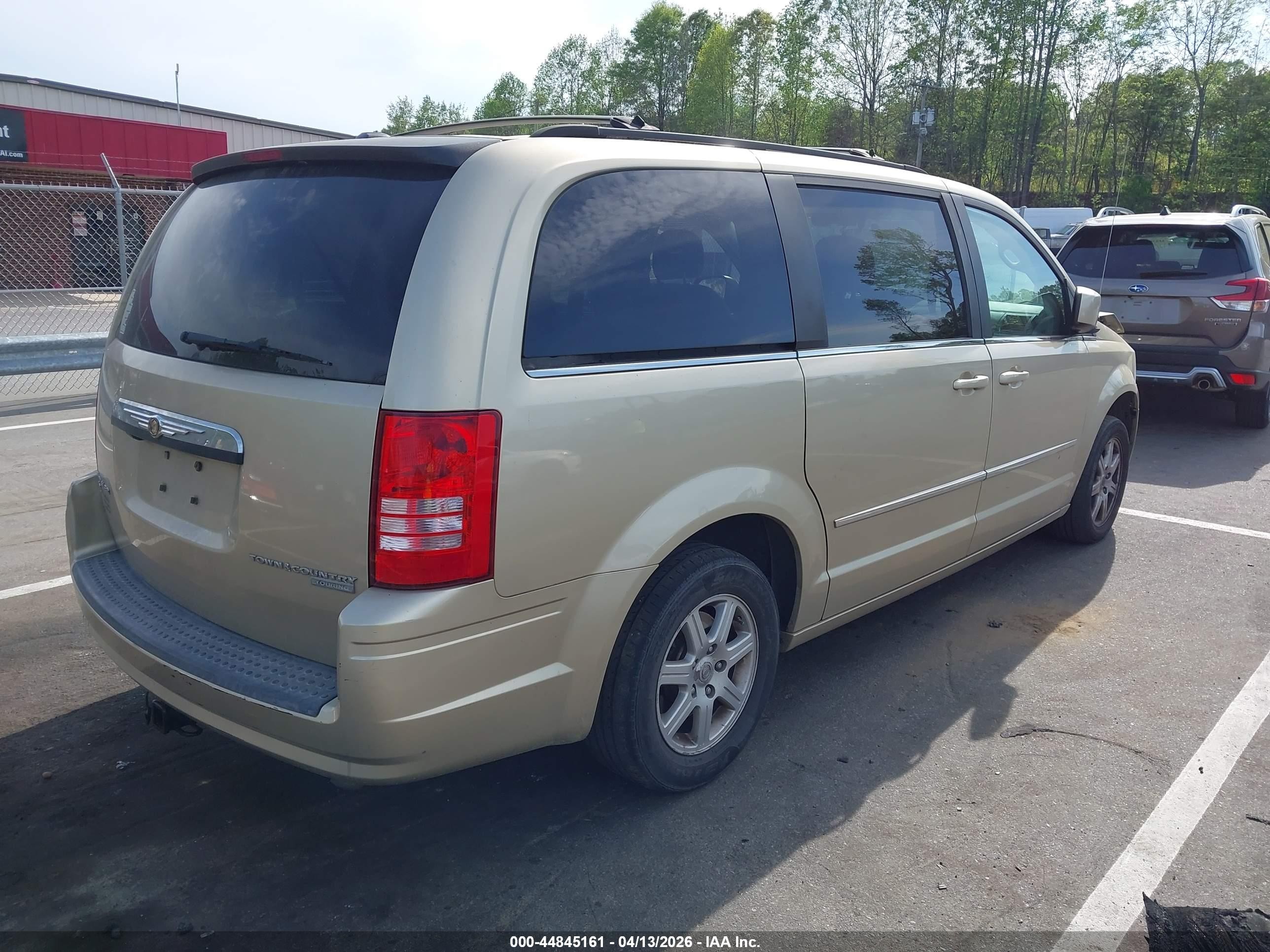 2010 Chrysler Town & Country Touring Plus Золотой vin: 2A4RR8DX9AR441405