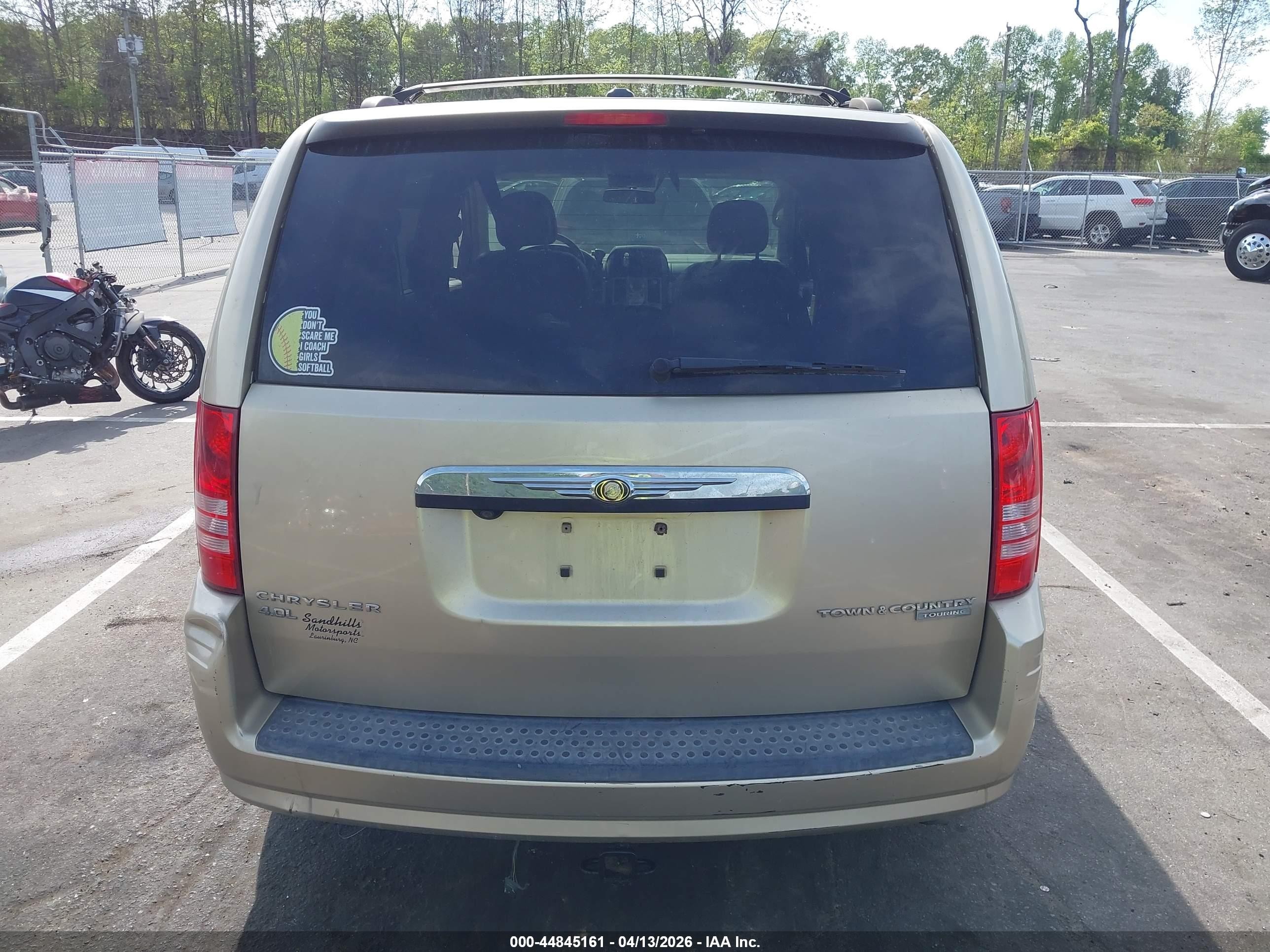 2010 Chrysler Town & Country Touring Plus Золотой vin: 2A4RR8DX9AR441405