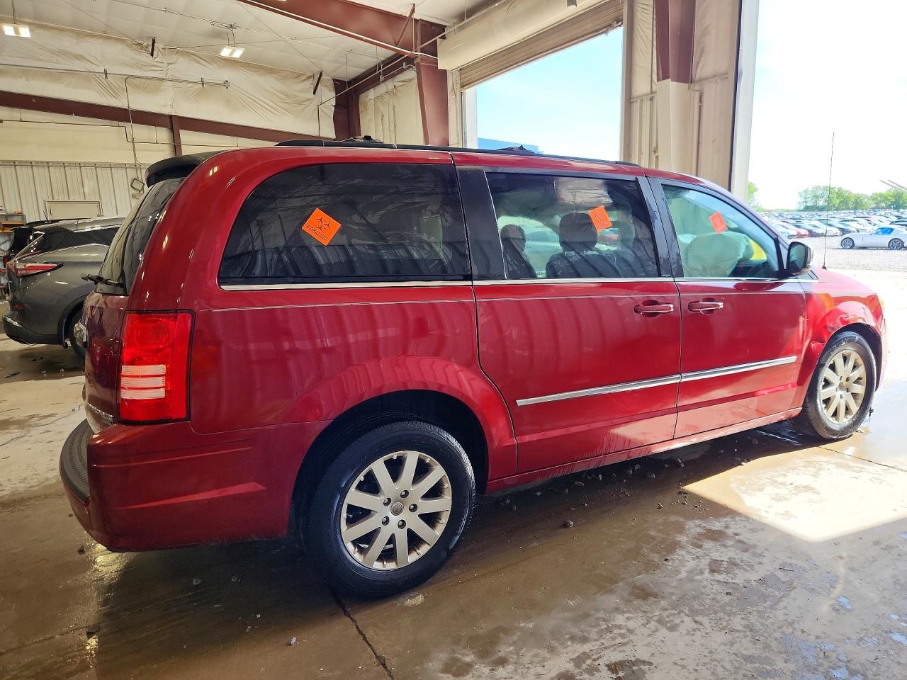 2010 Chrysler Town & Country Touring Plus Red vin: 2A4RR8DX9AR448533