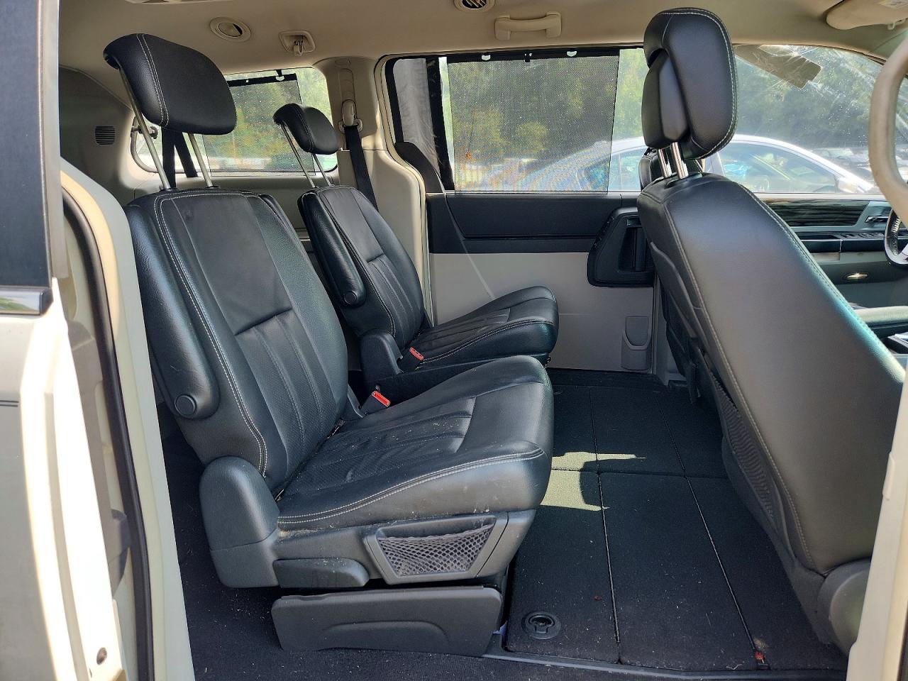 2010 Chrysler Town & Country Touring Plus White vin: 2A4RR8DXXAR366715