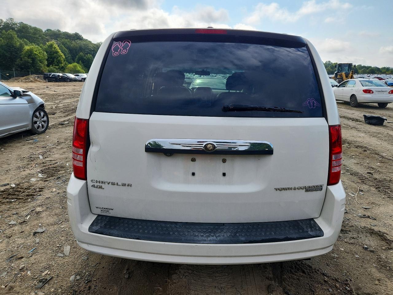 2010 Chrysler Town & Country Touring Plus White vin: 2A4RR8DXXAR366715