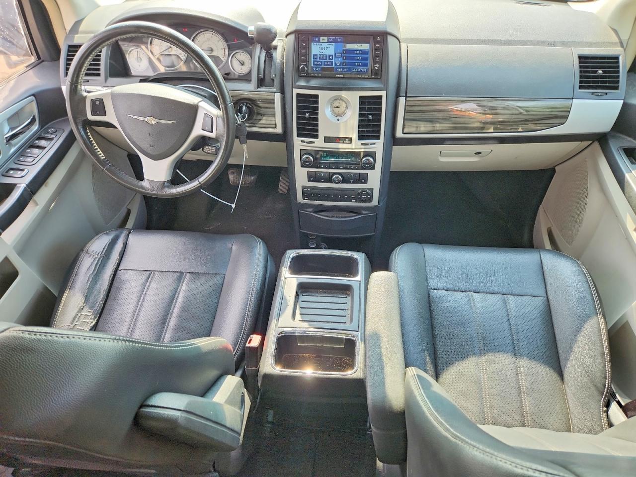 2010 Chrysler Town & Country Touring Plus White vin: 2A4RR8DXXAR366715