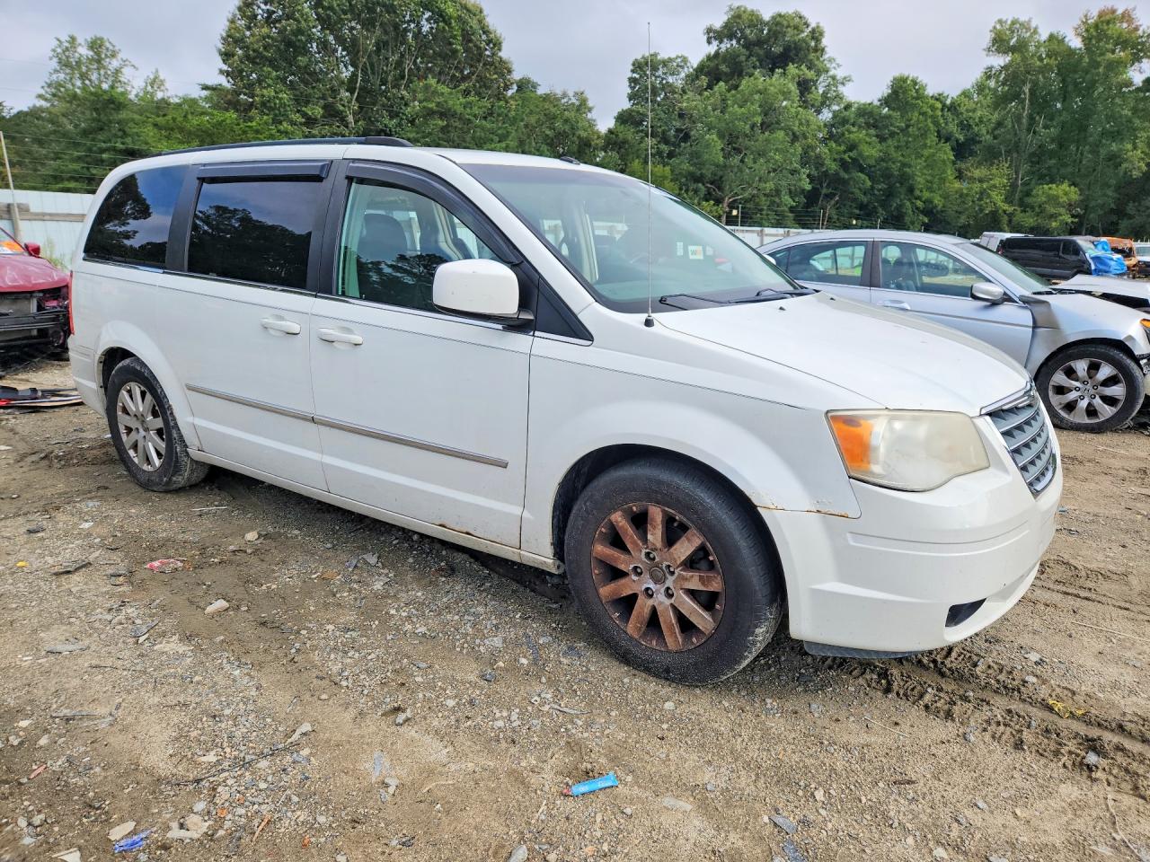 2010 Chrysler Town & Country Touring Plus White vin: 2A4RR8DXXAR366715