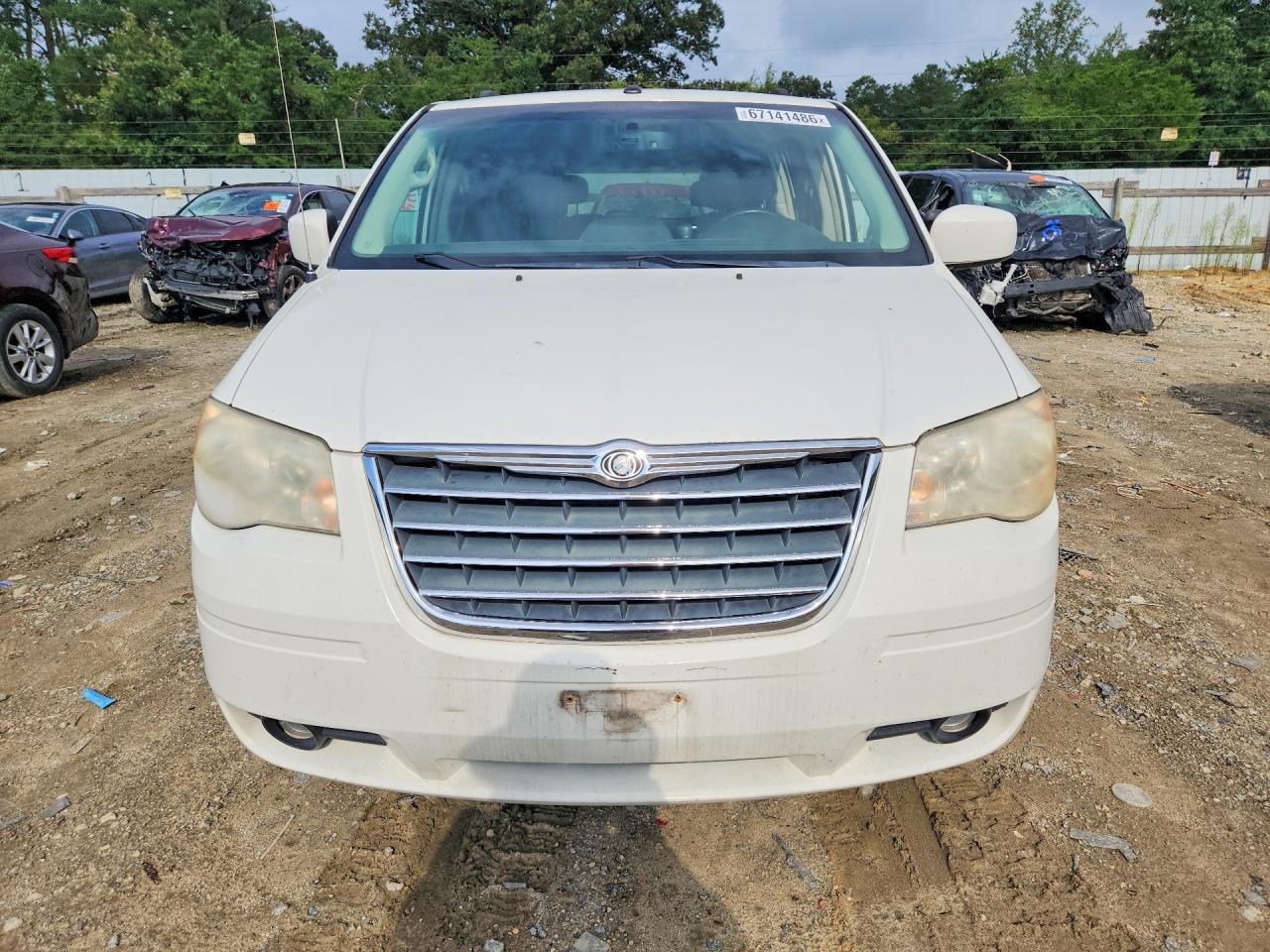 2010 Chrysler Town & Country Touring Plus White vin: 2A4RR8DXXAR366715