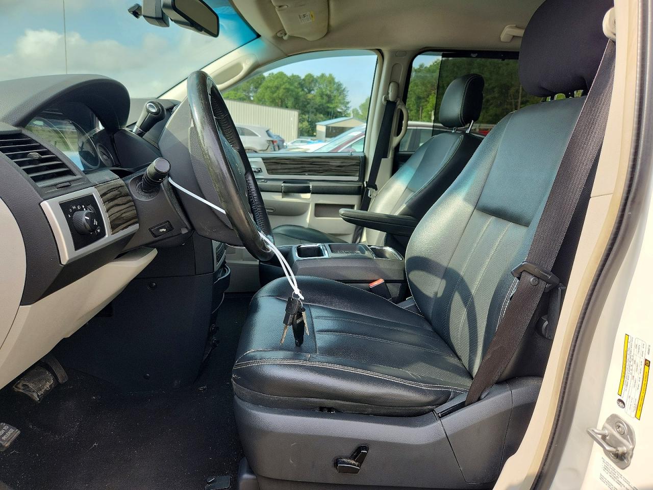 2010 Chrysler Town & Country Touring Plus White vin: 2A4RR8DXXAR366715