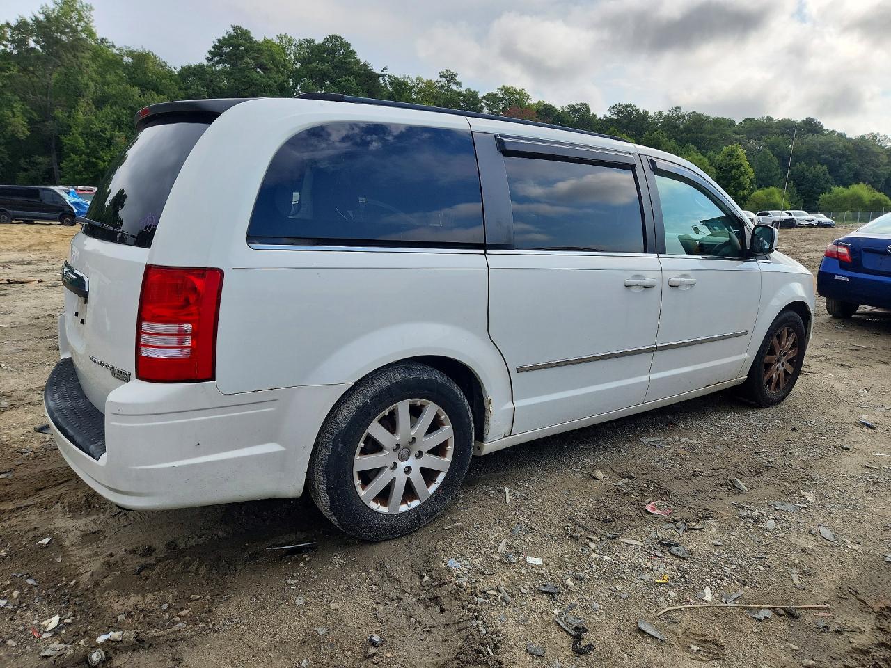 2010 Chrysler Town & Country Touring Plus White vin: 2A4RR8DXXAR366715