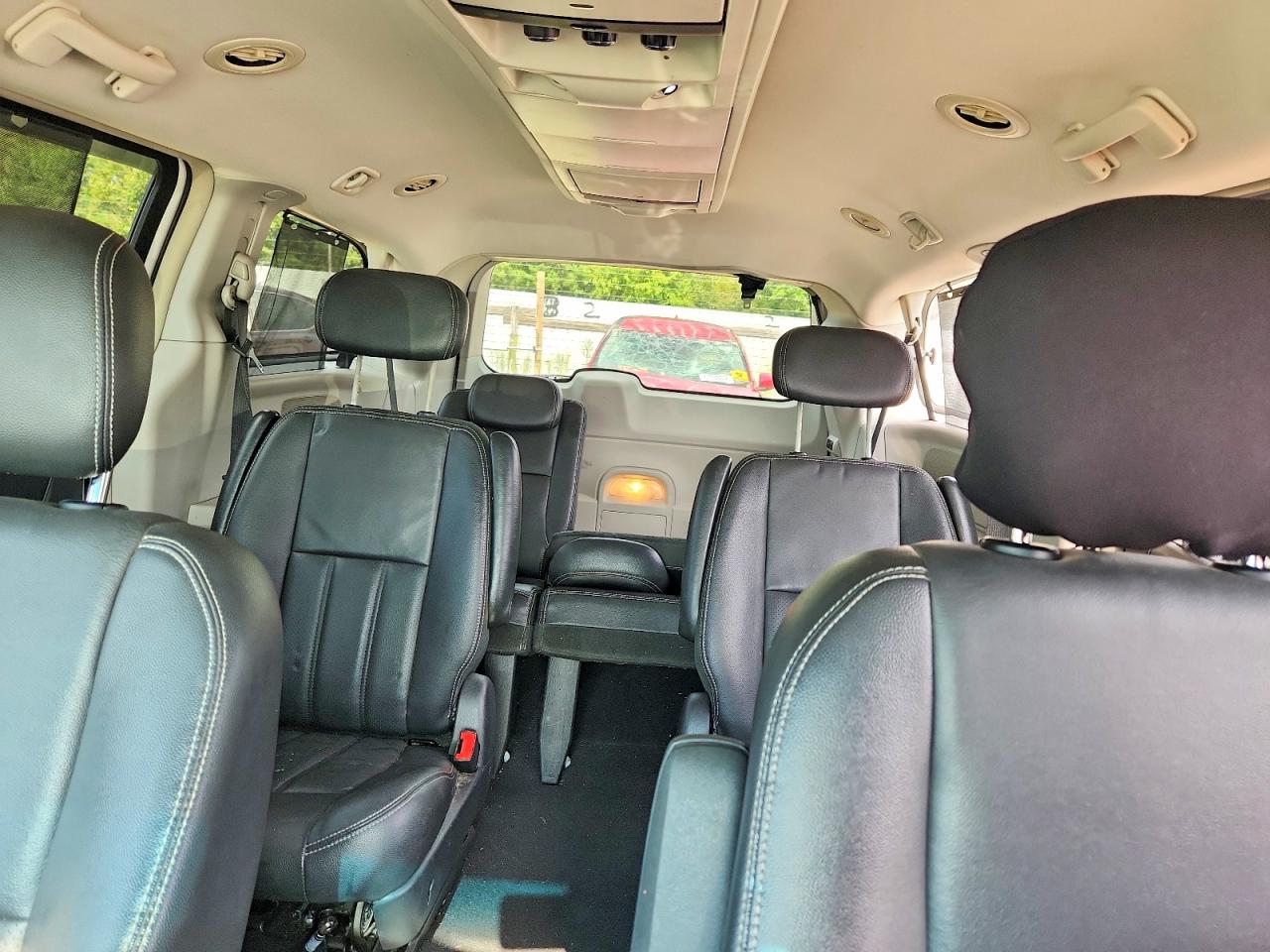 2010 Chrysler Town & Country Touring Plus White vin: 2A4RR8DXXAR366715