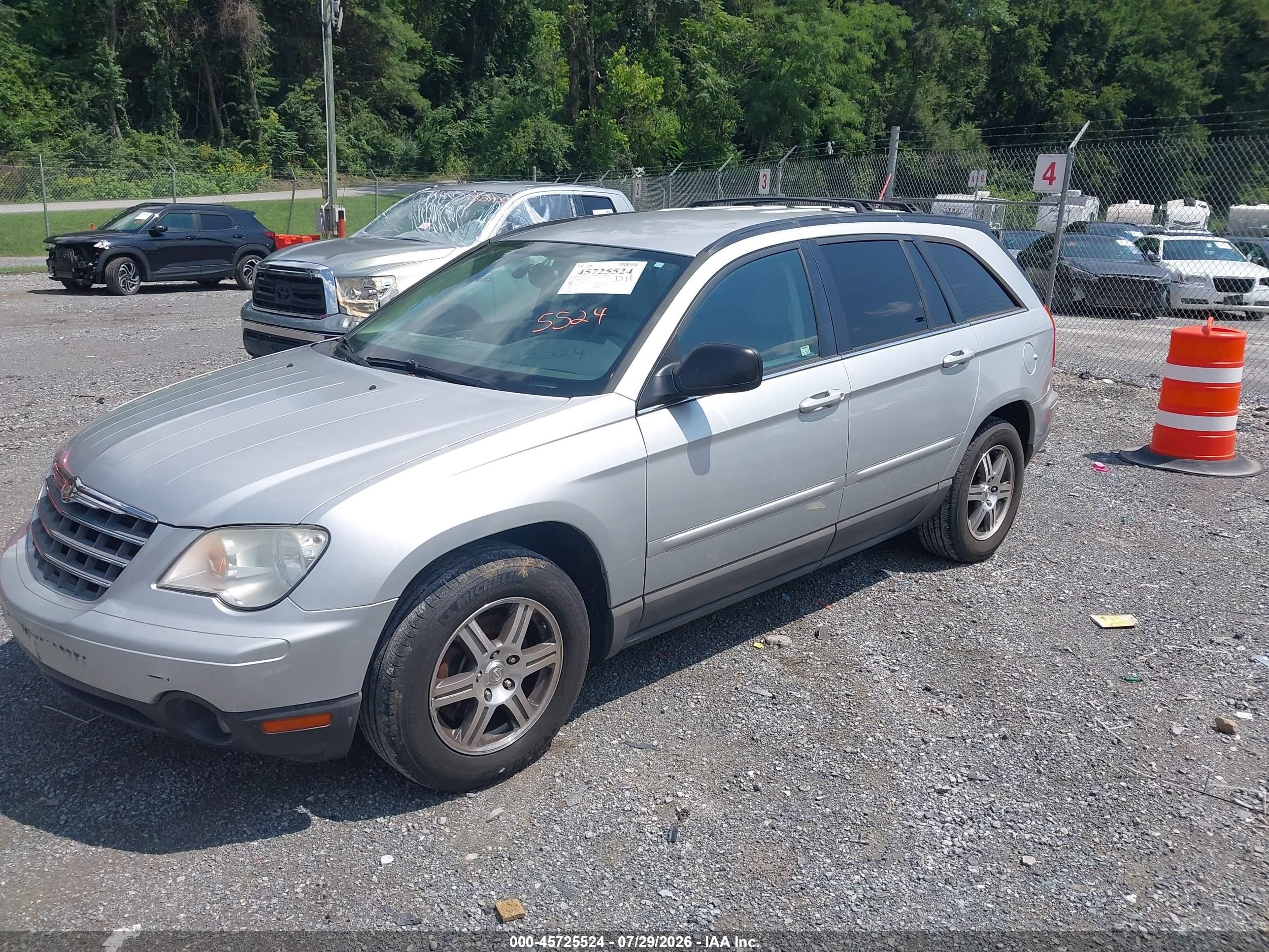 2008 Chrysler Pacifica Touring Silver vin: 2A8GM68X28R608457