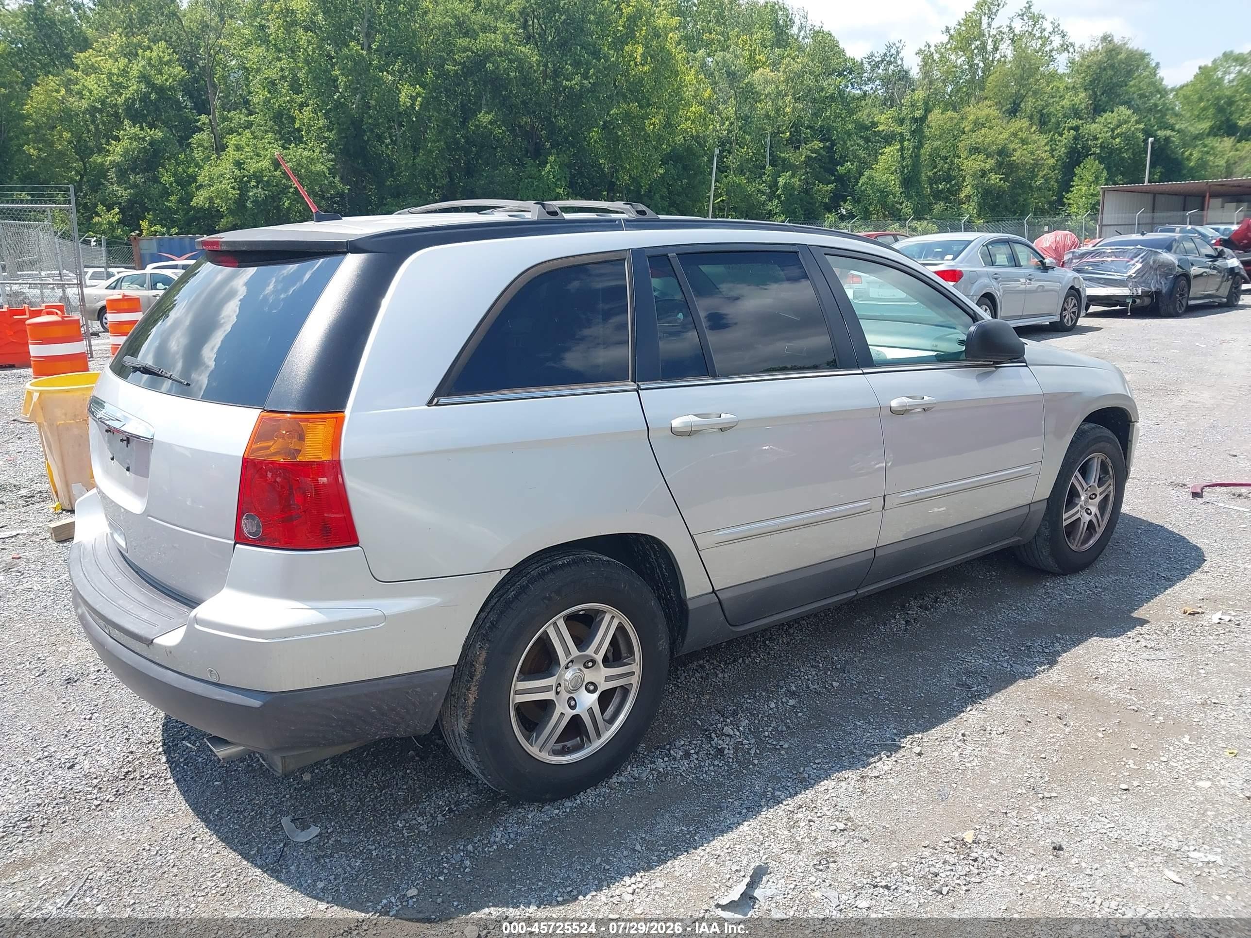 2008 Chrysler Pacifica Touring Silver vin: 2A8GM68X28R608457