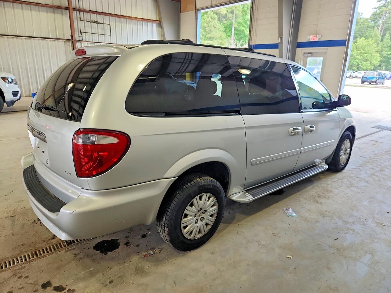 2007 Chrysler Town & Country Lx Silver vin: 2A8GP44R77R144065