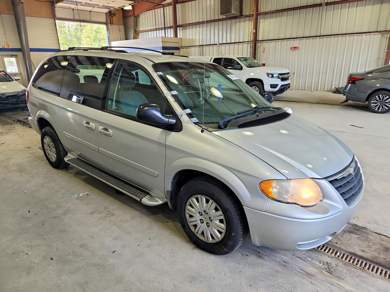 2007 Chrysler Town & Country Lx Silver vin: 2A8GP44R77R144065